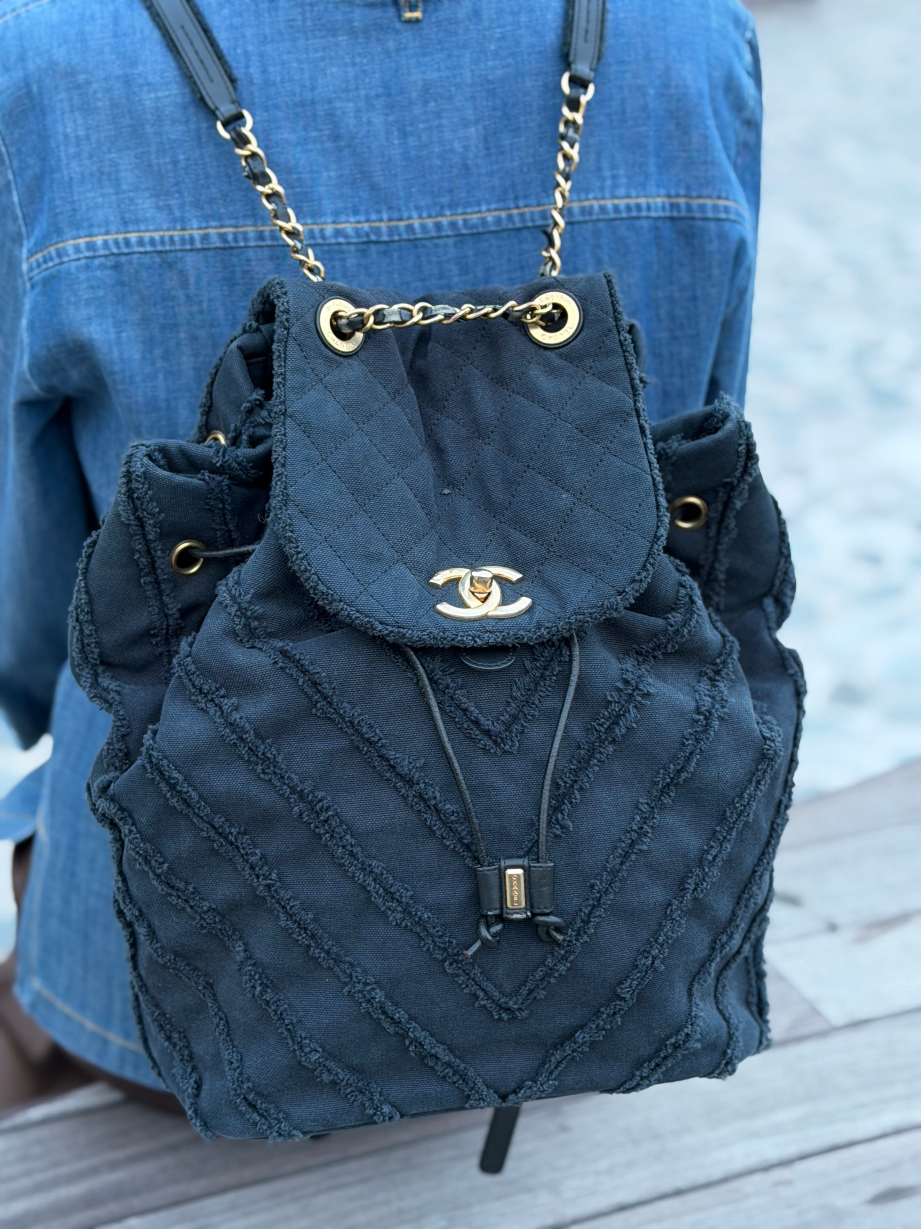Chanel - Sac à dos moyen modèle en tissus effrangé