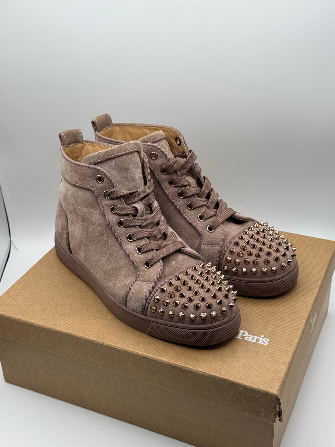 Louboutin - Baskets daim beige foncé spikes or rose