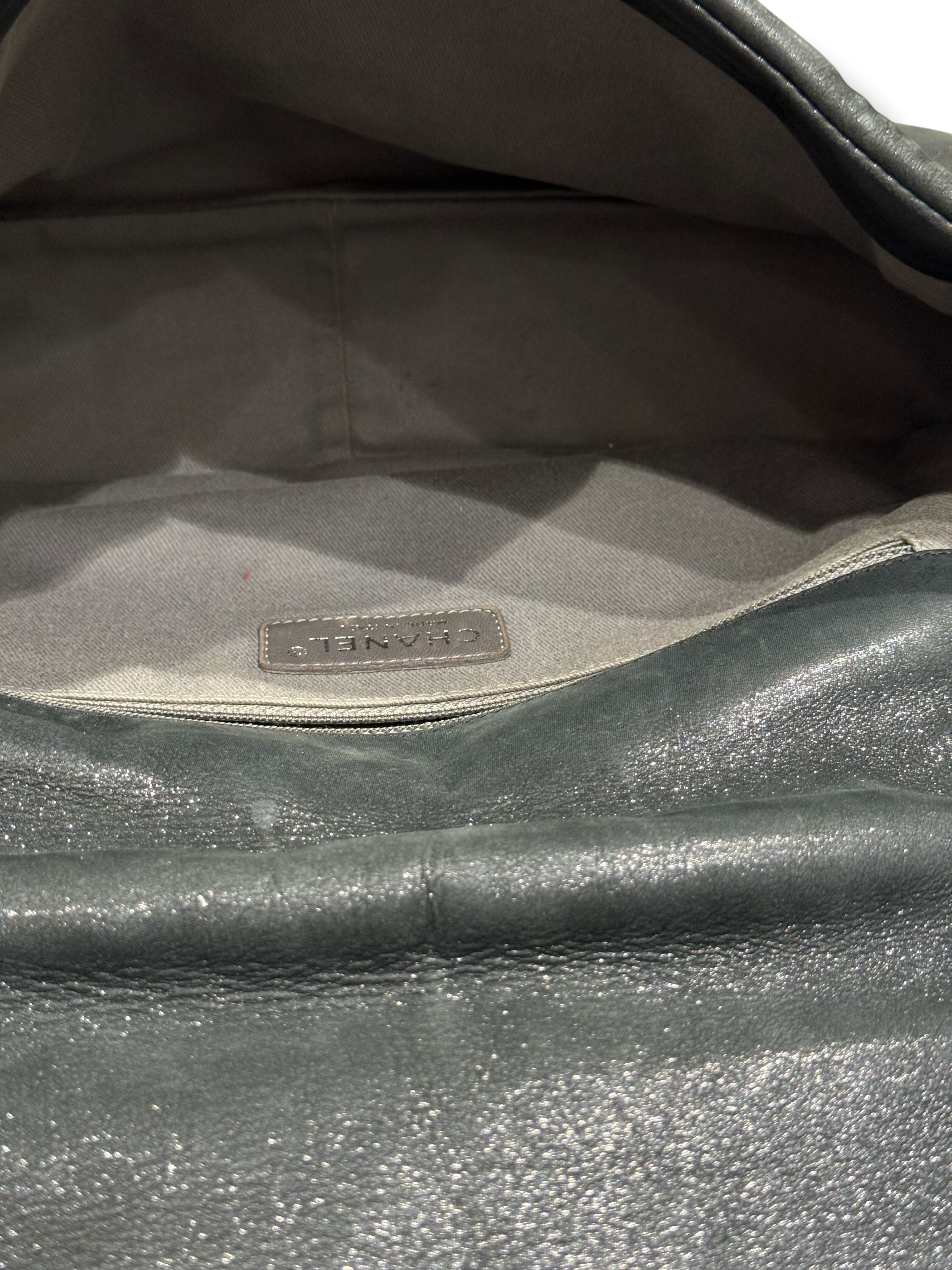 Chanel - Sac Classique allongé vert de gris irisé