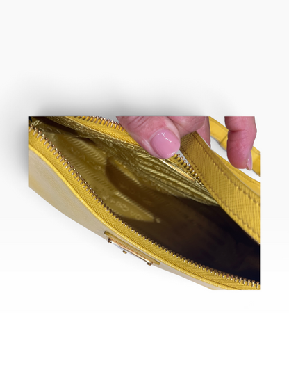 PRADA - sac re-édition cuir saffiano jaune