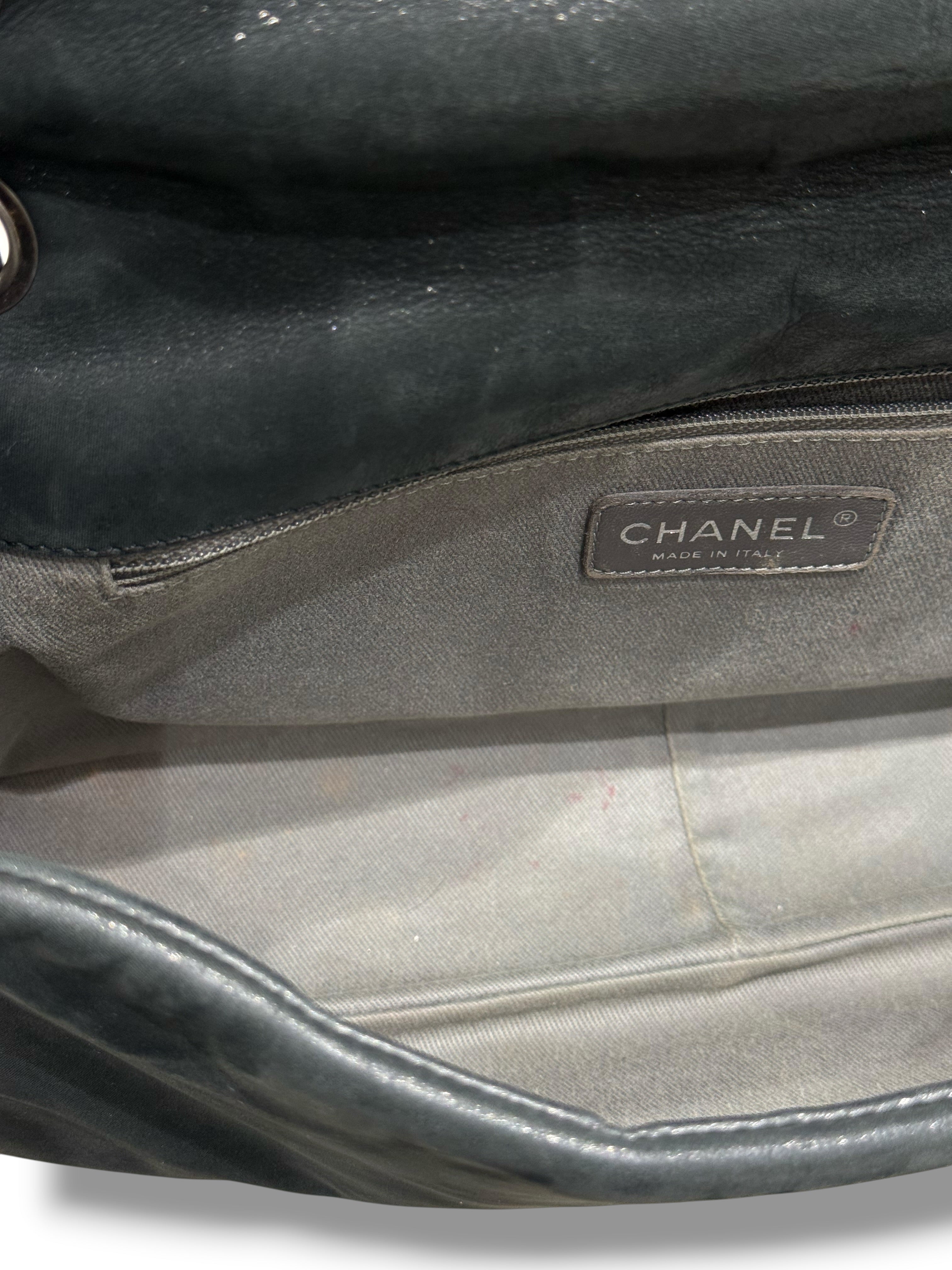 Chanel - Sac Classique allongé vert de gris irisé