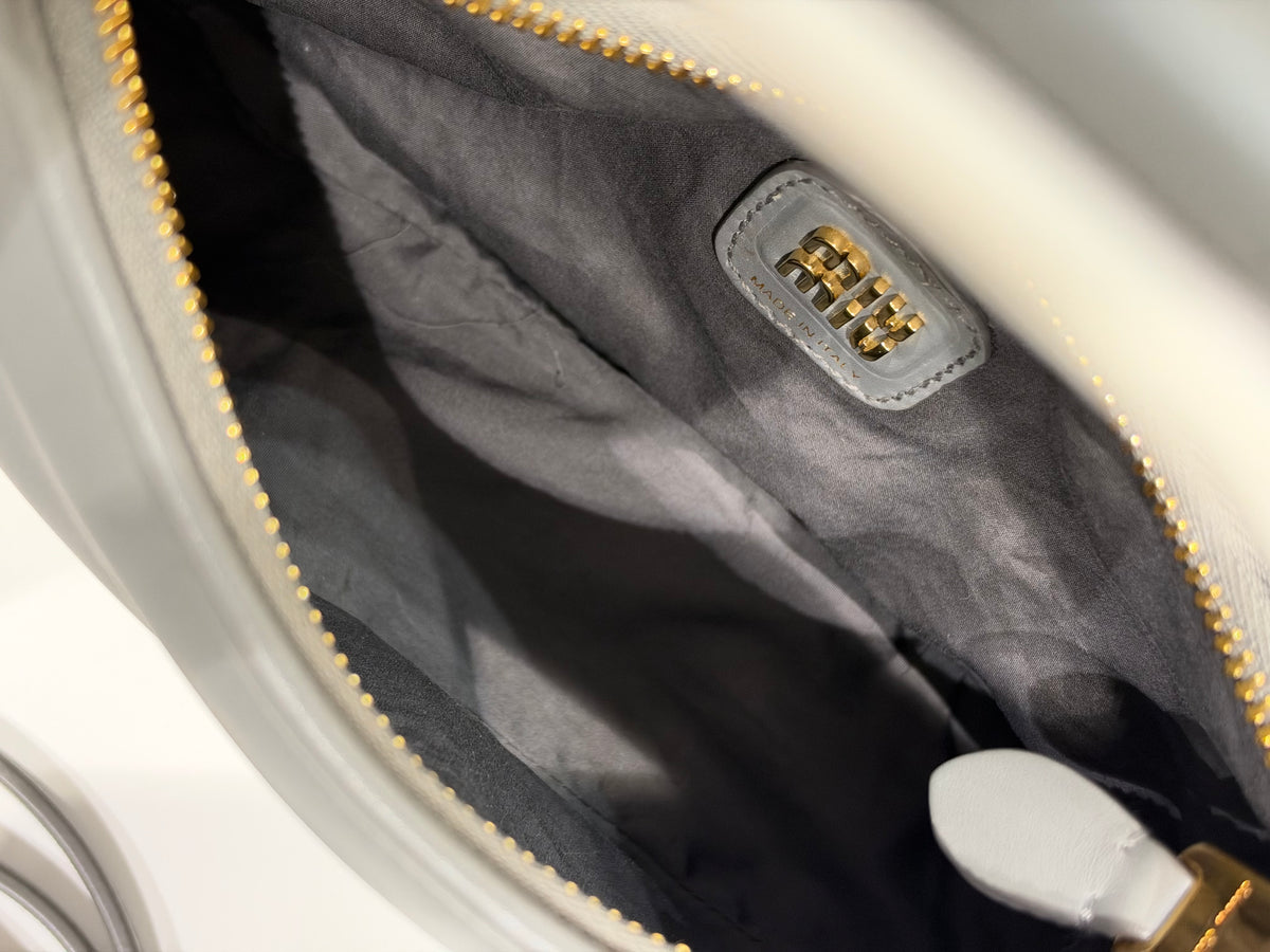 Miu Miu - sac mini Wander cuir lisse gris bords blancs
