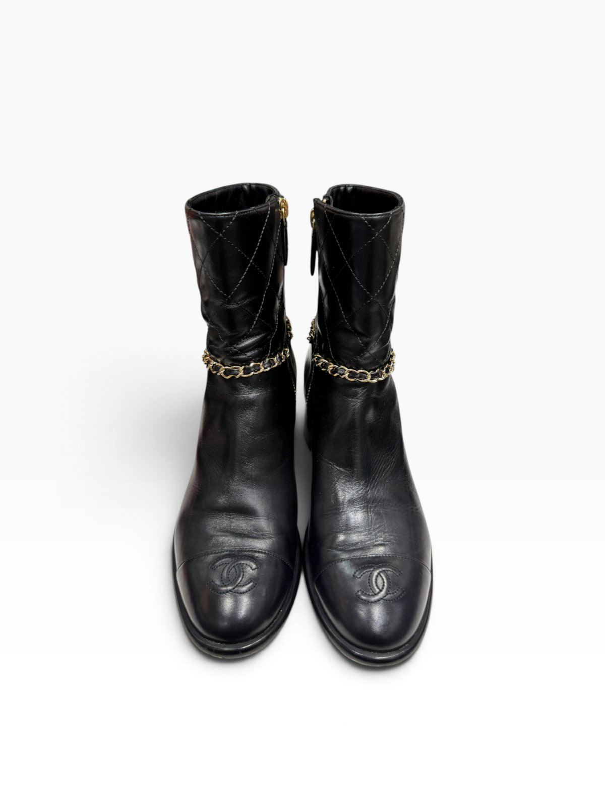 Chanel - Bottines en cuir noir avec chaîne dorée