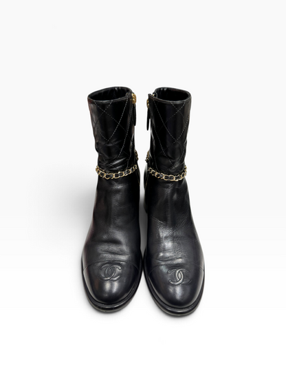 Chanel - Bottines en cuir noir avec chaîne dorée