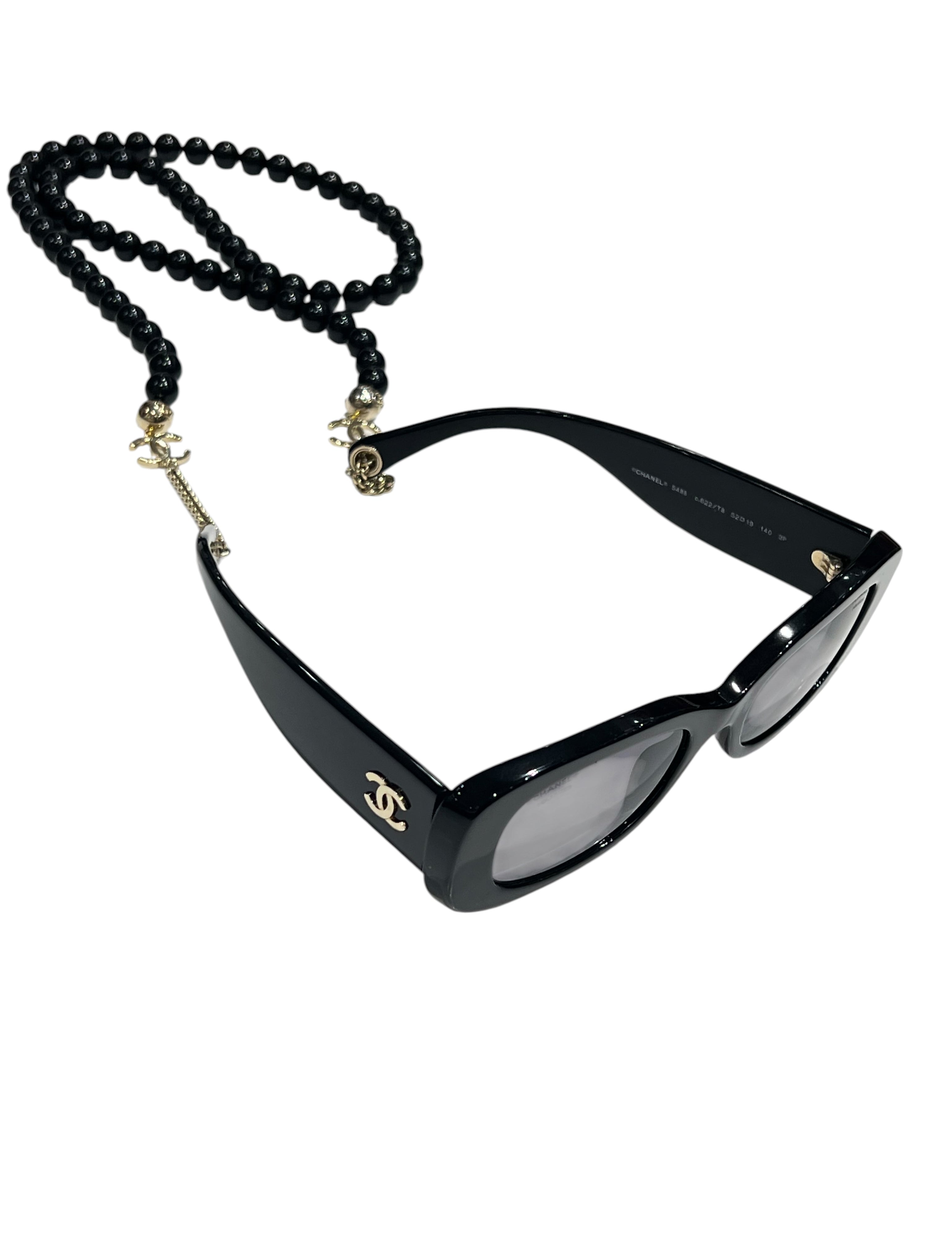 Chanel – Schwarze Sonnenbrille mit Perlenkette