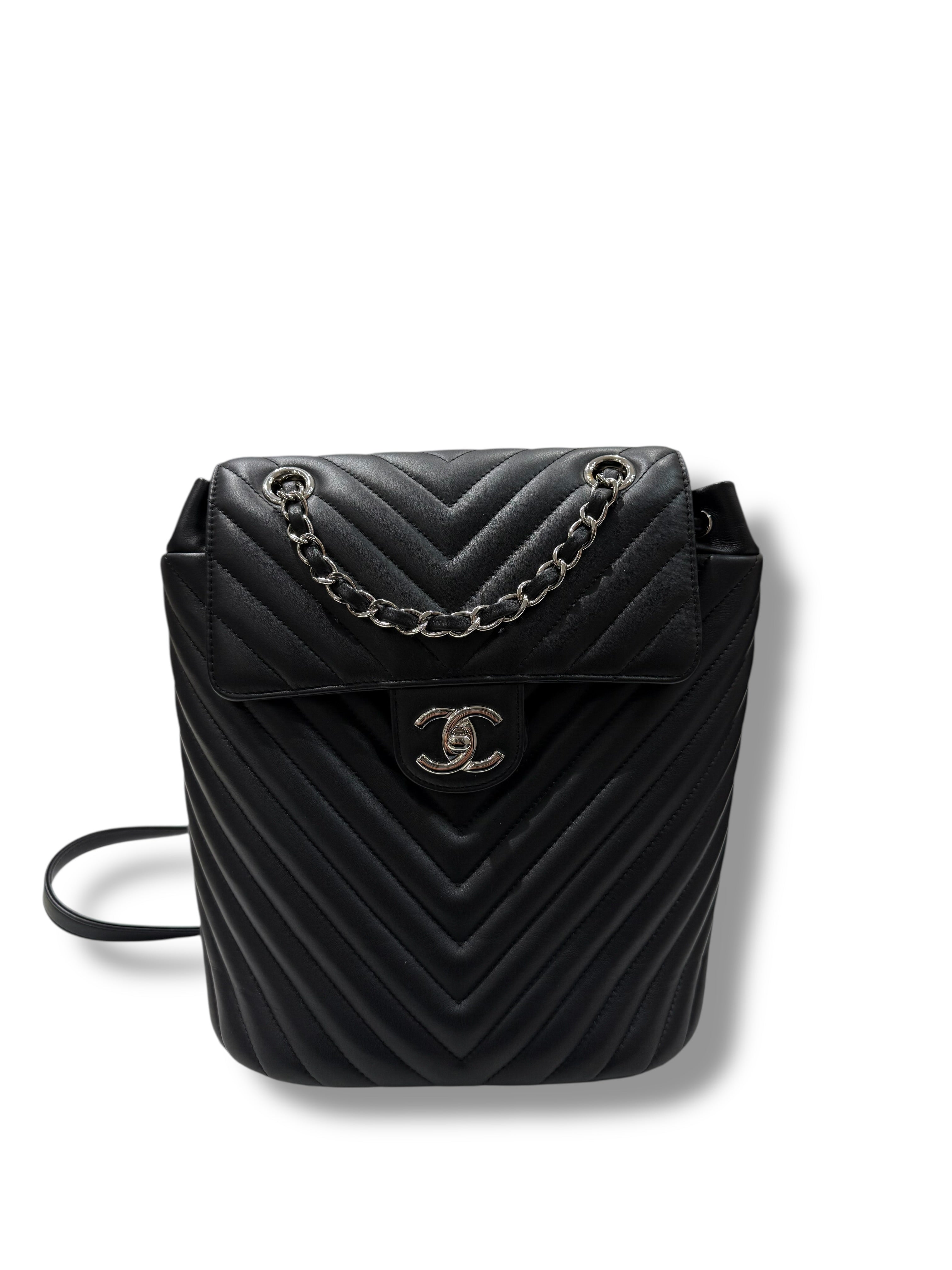 Sac Chanel à Dos CC Chevron Noir | Les Folies d’Eugénie