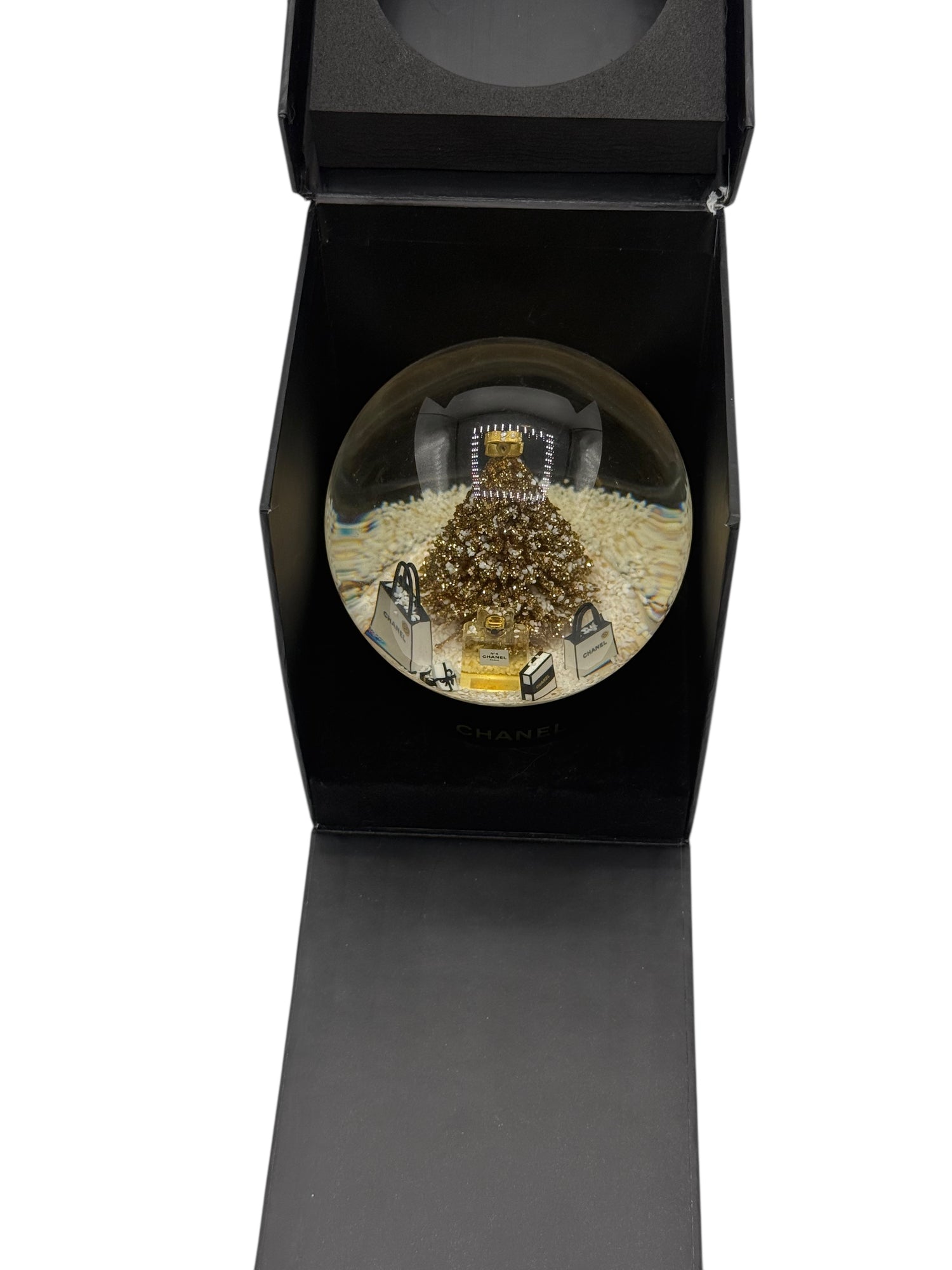 Chanel - Boule à neige sapin scintillant et cadeaux