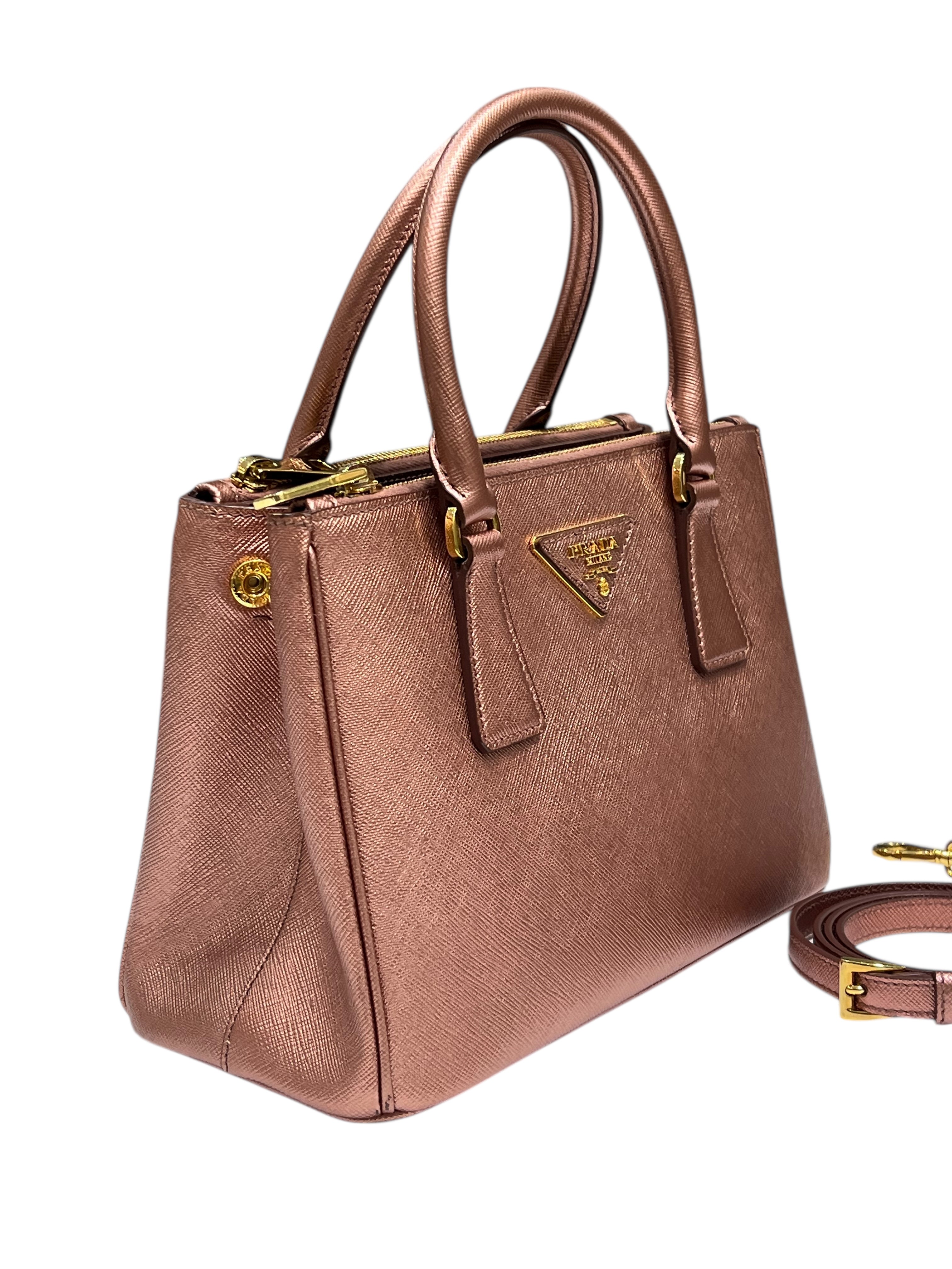 Prada / sac galleria PM cuir saffiano rose foncé irisé