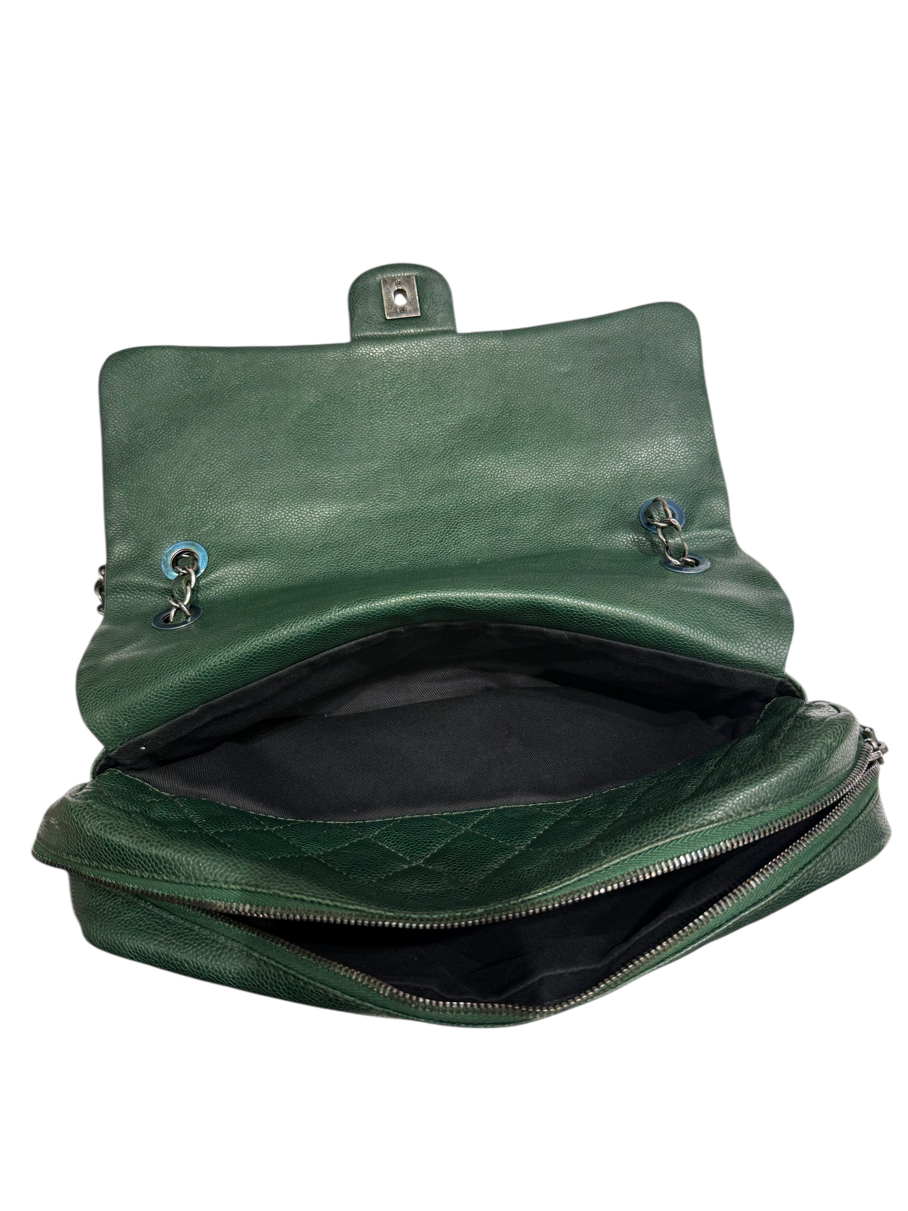 Chanel - Sac Easy Flap en cuir caviar iridescent vert foncé