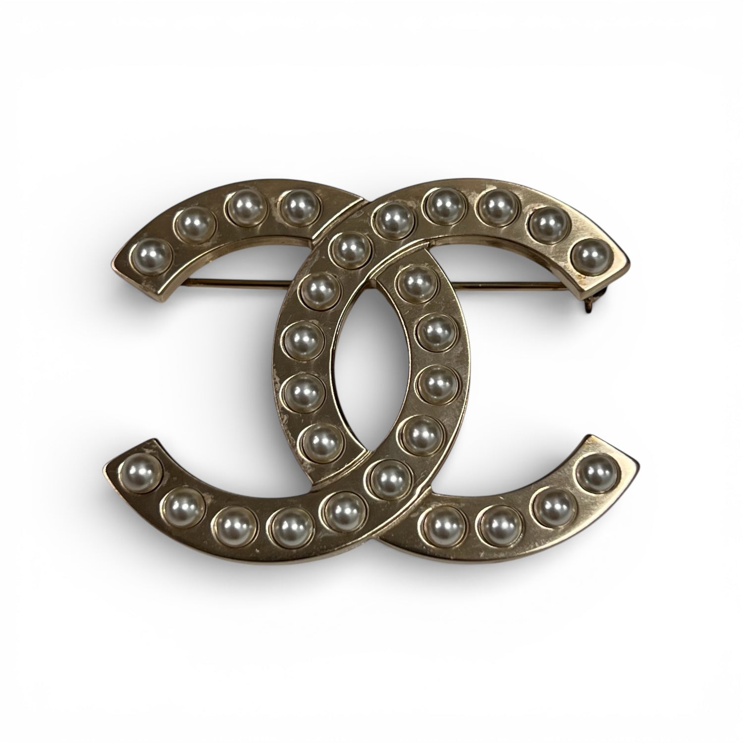 Chanel - Broche CC à perles