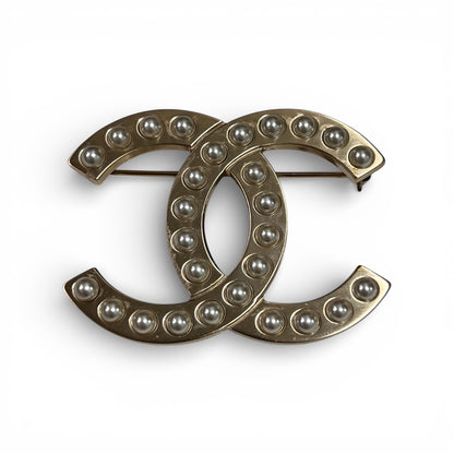 Chanel - Broche CC à perles