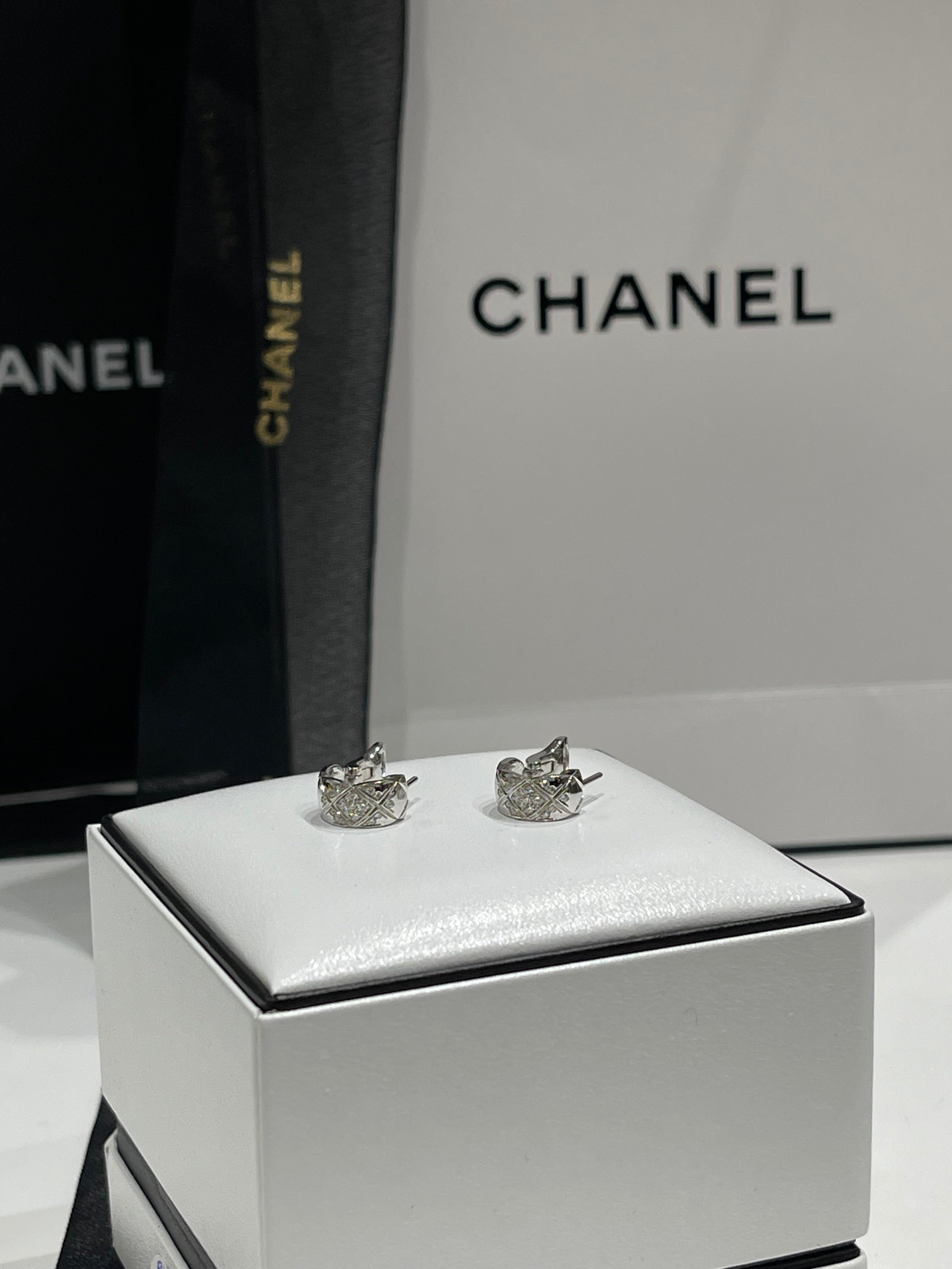Chanel - Coco crush earrings in white gold and diamonds