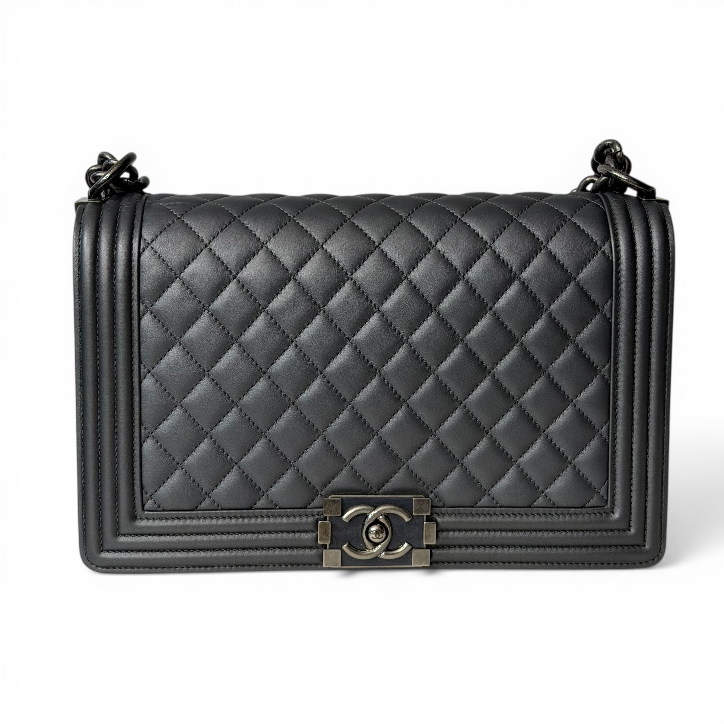 Sac Chanel Boy GM Gris Métallisé | Les Folies d’Eugénie
