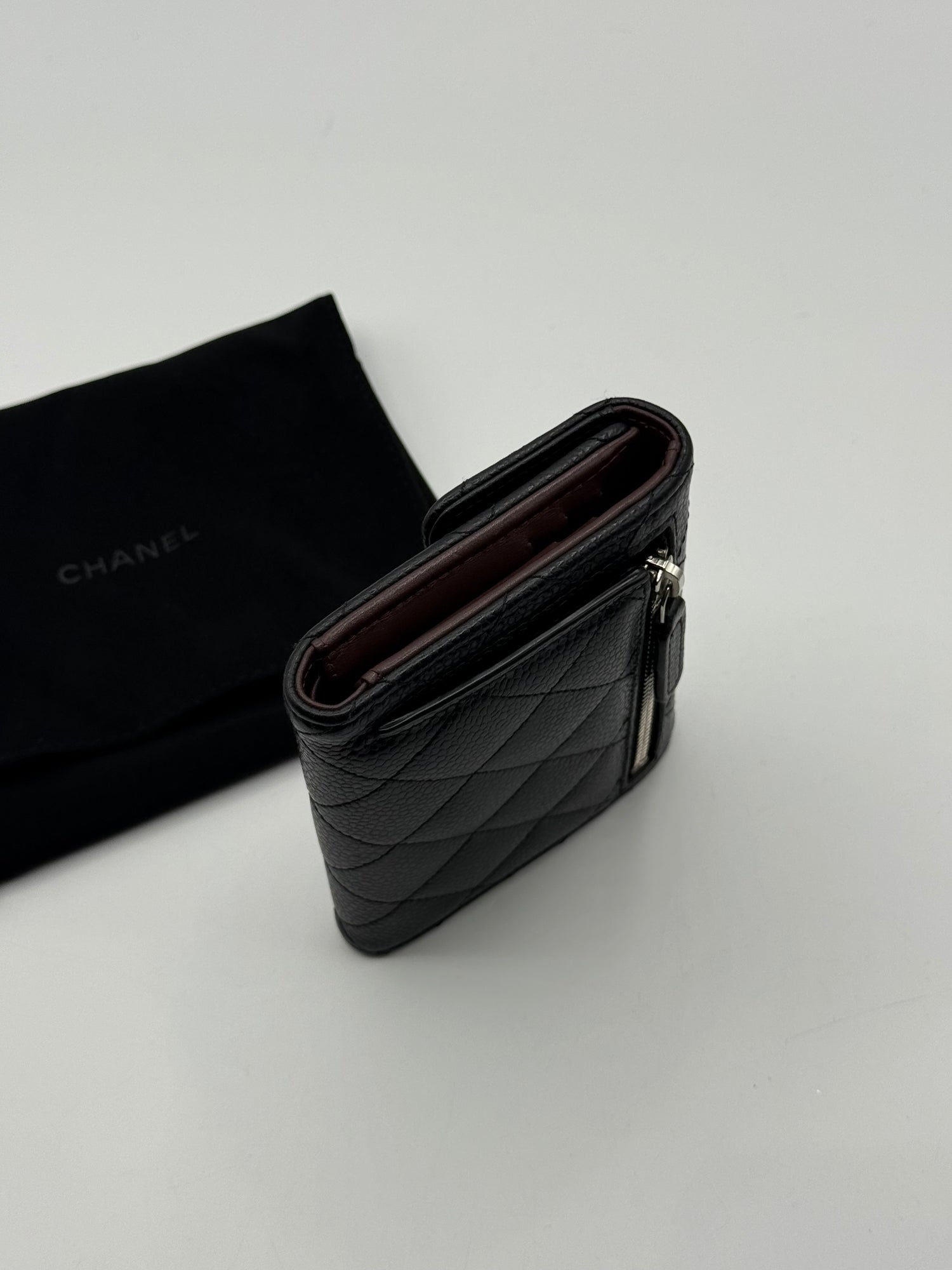 Chanel - Portefeuille à rabat PM caviar noir