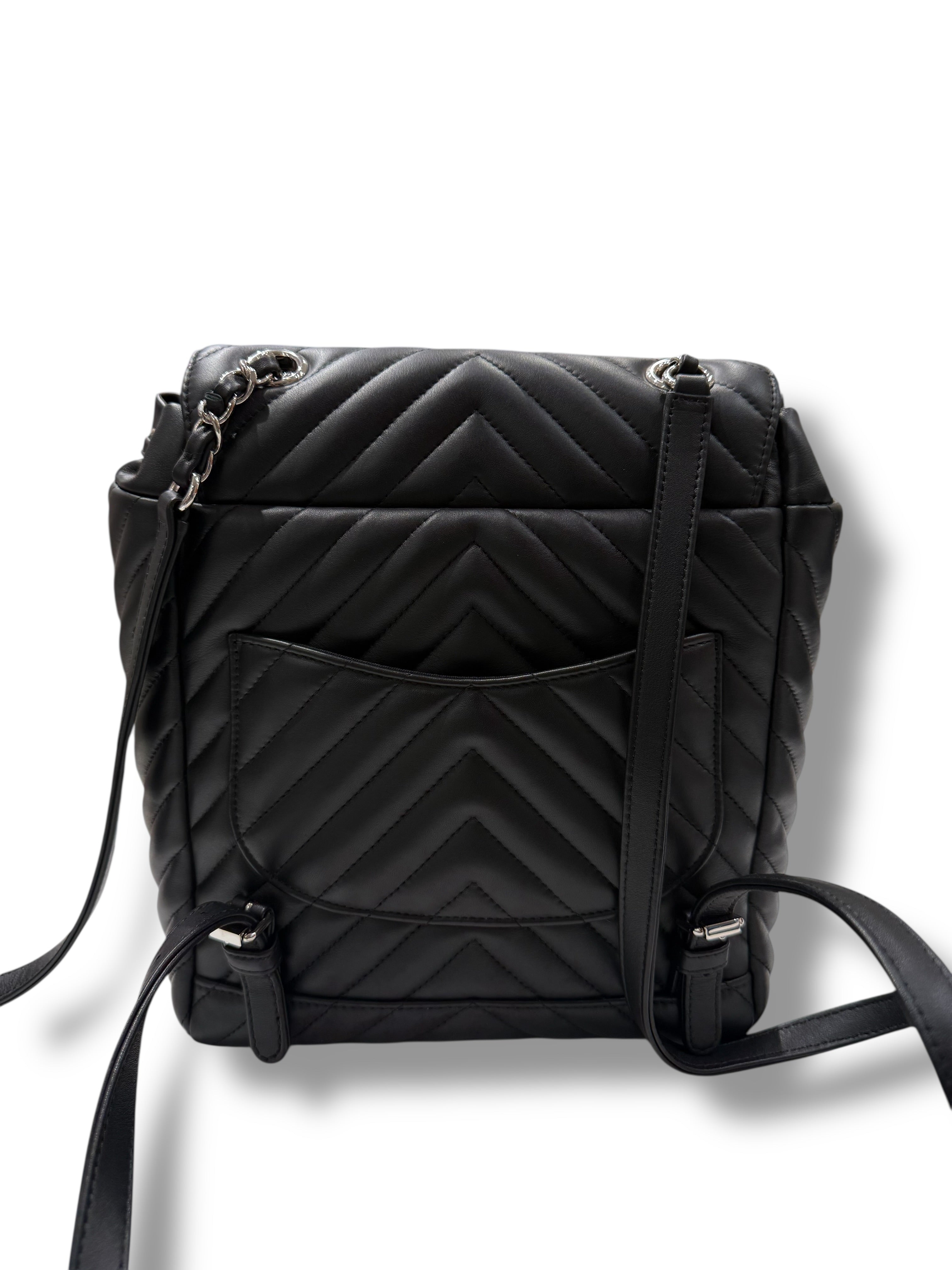 Sac Chanel à Dos CC Chevron Noir | Les Folies d’Eugénie