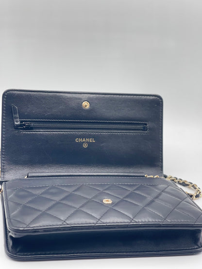 Chanel - Portafoglio con catena nero e camelia in edizione limitata