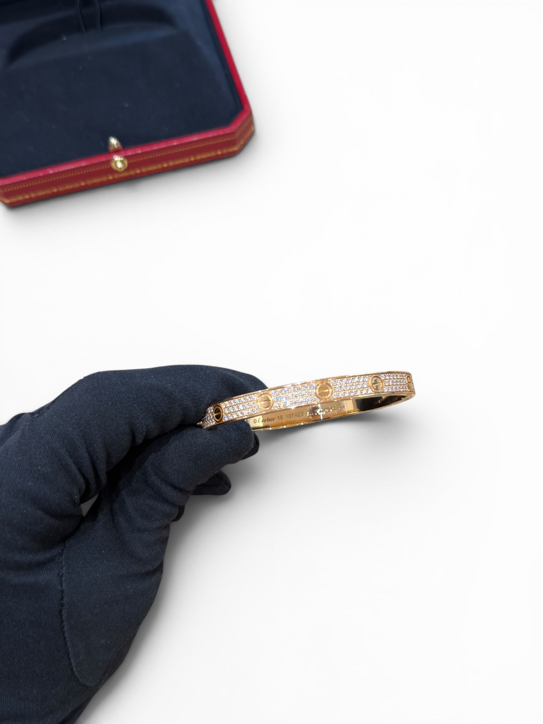 Cartier – Love-Armband mit vollständigem Diamant-Pavé aus Gelbgold, Größe 19