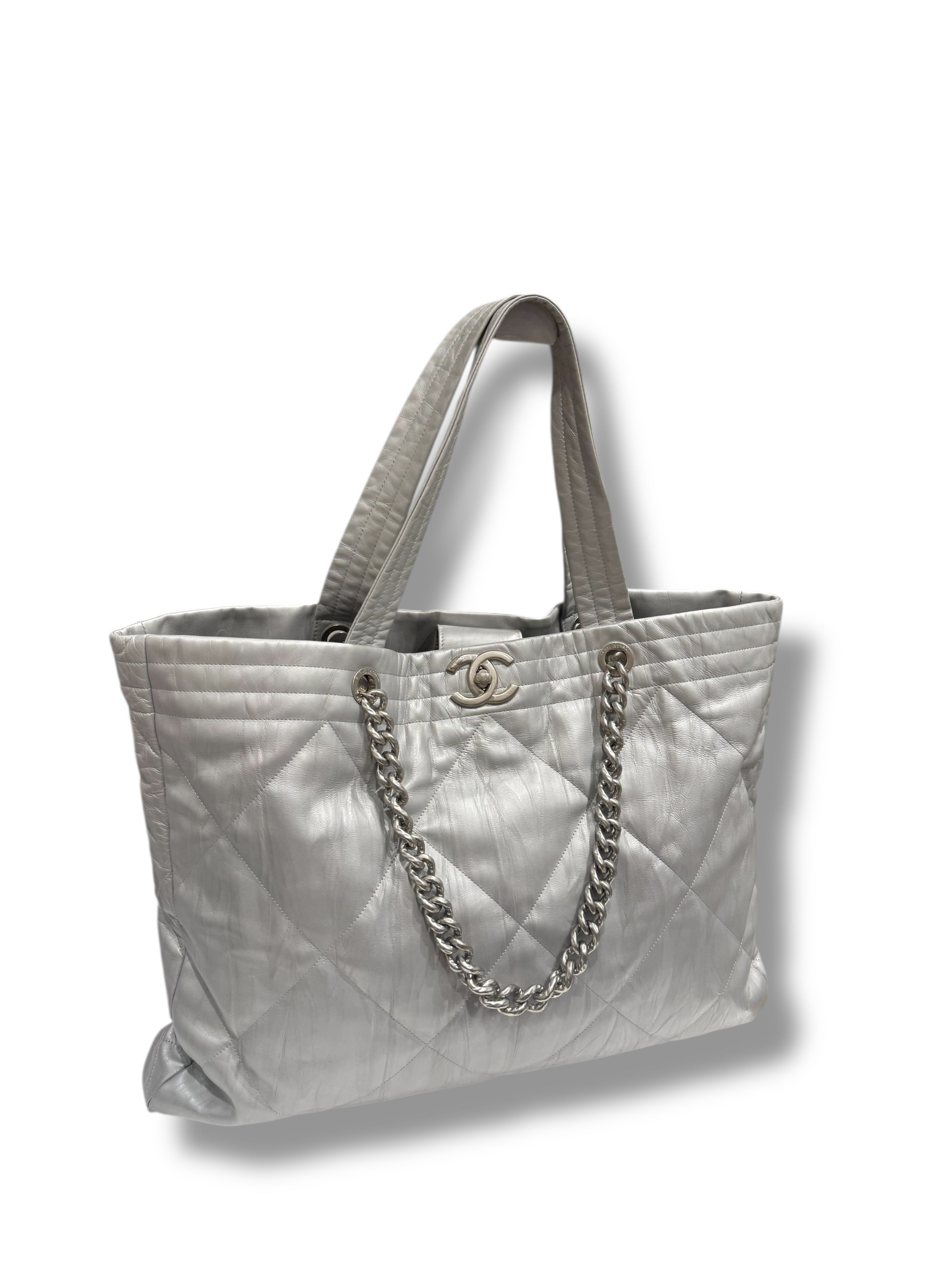 Chanel - Maxi 19 silver tote bag