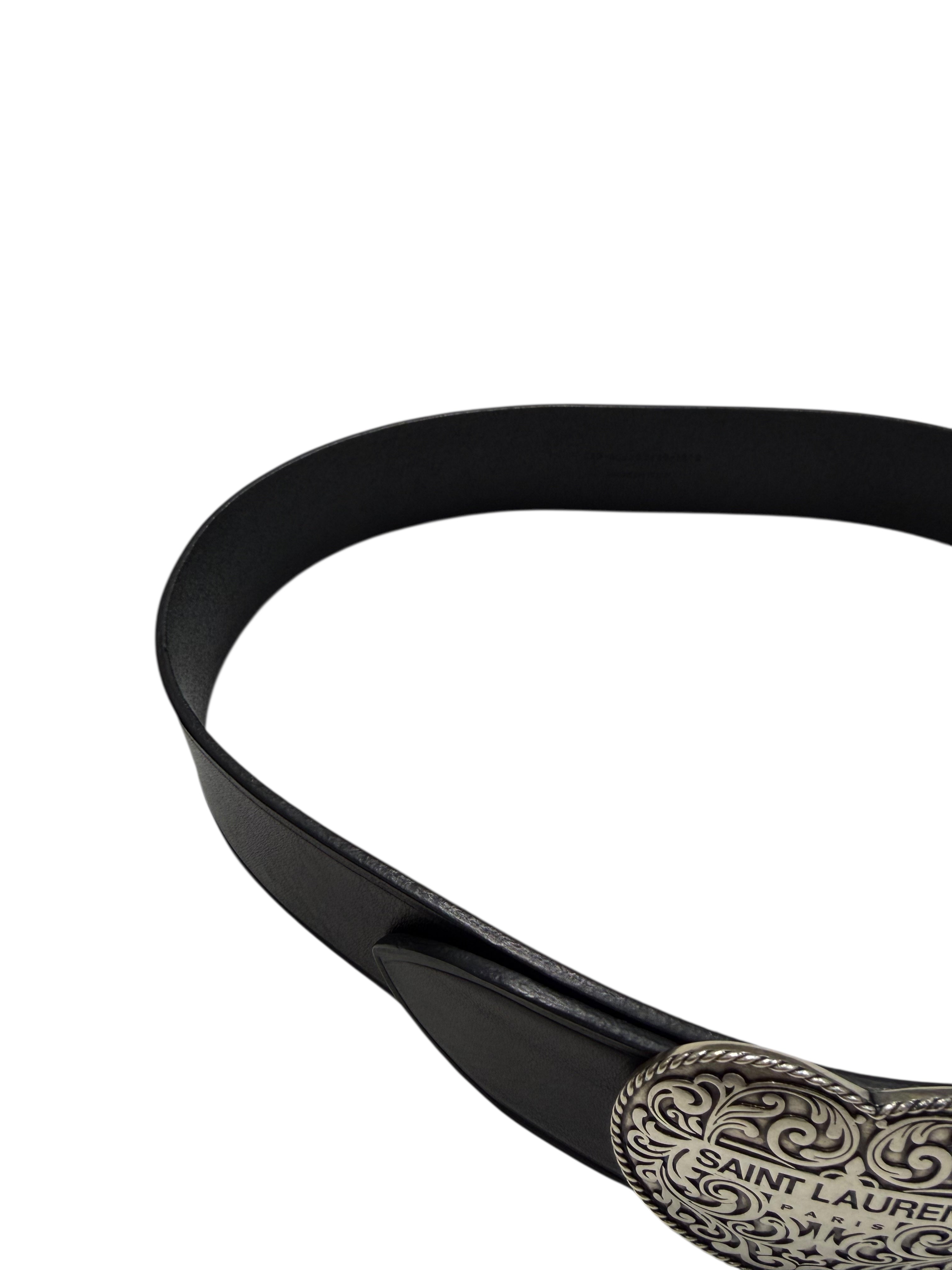 Saint Laurent - Ceinture en cuir noir et boucle cœur argenté T80