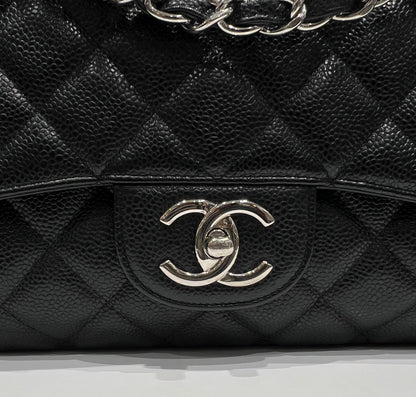 Chanel - 经典超大黑色鱼子酱皮革包
