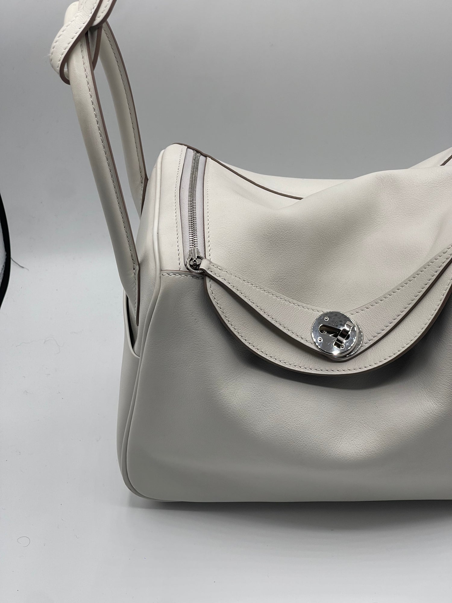 Hermès - Sac Lindy 26 Swift gris pale