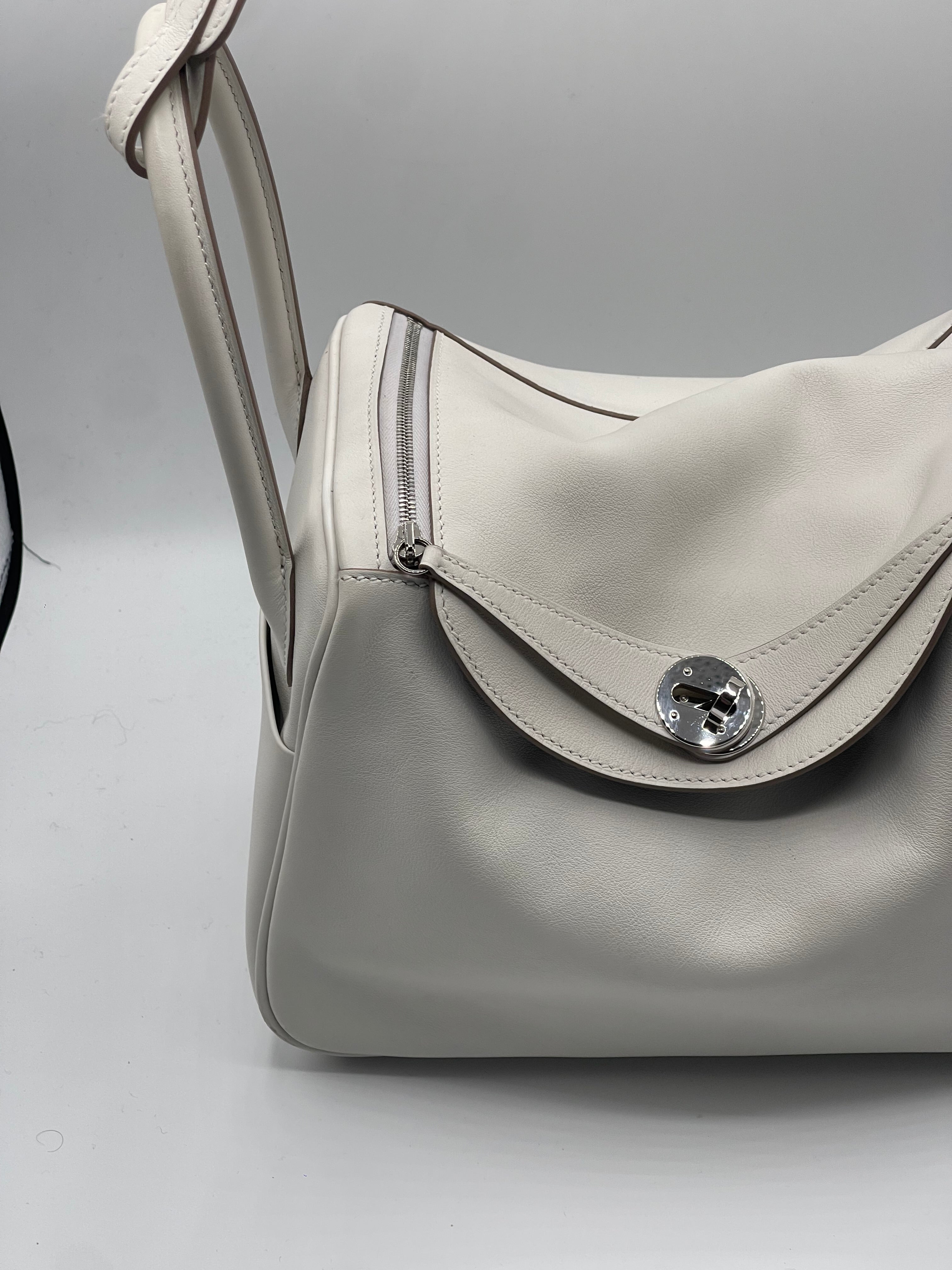 Hermès - Sac Lindy 26 Swift gris pale