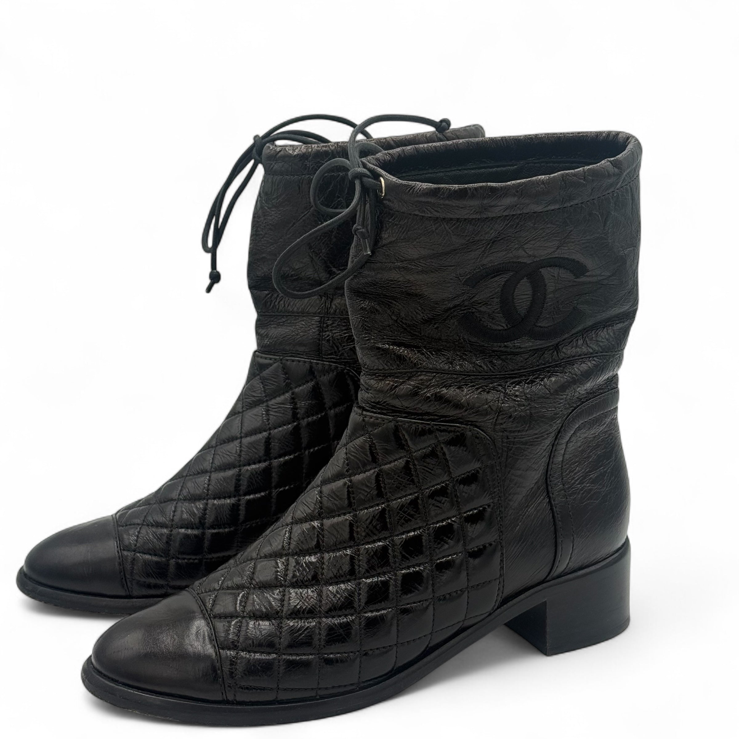 Chanel - Stiefeletten aus lackiertem Leder Gr. 37
