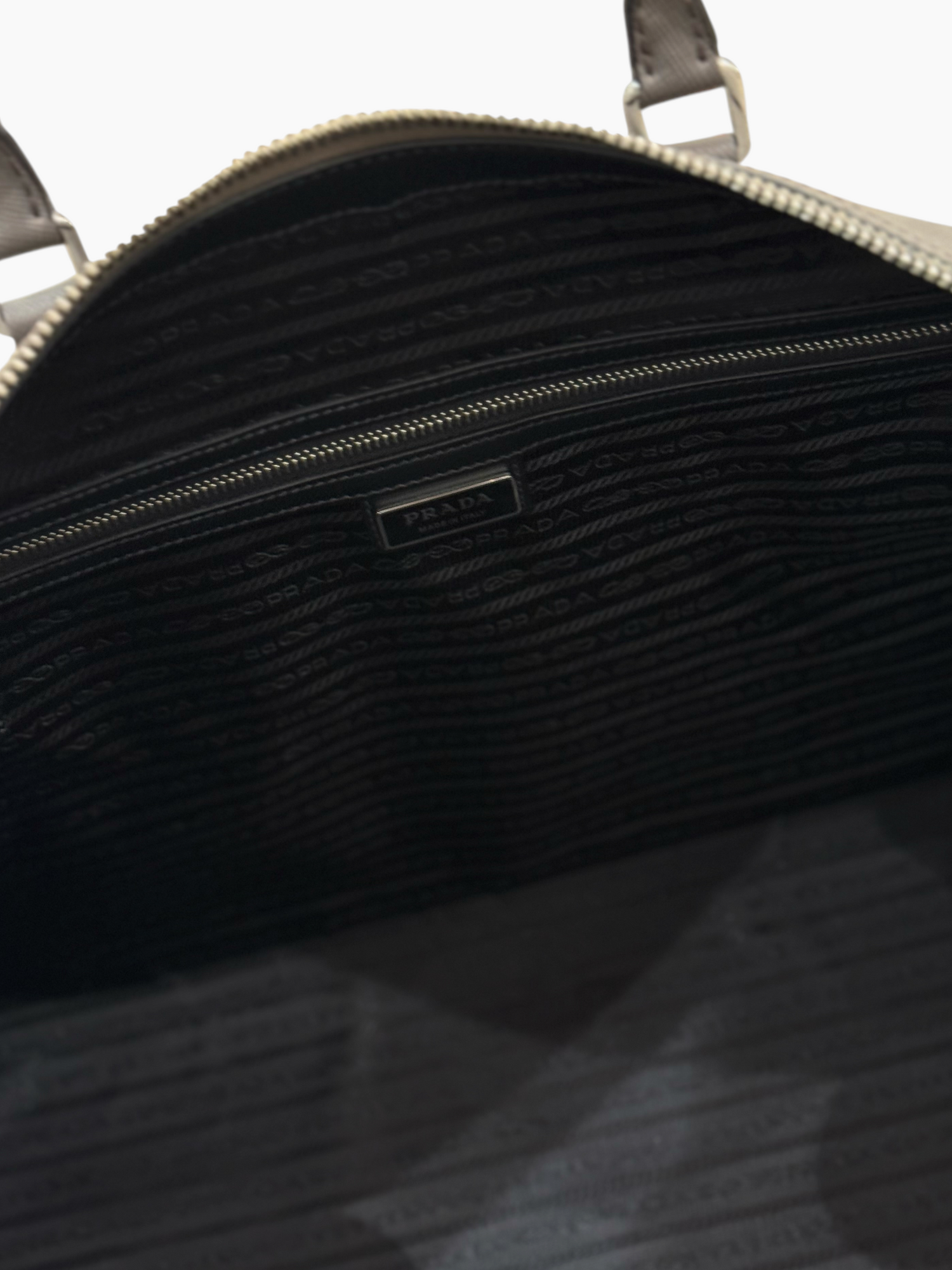 Prada - Sac de voyage 50 Gris marbre en cuir saffiano