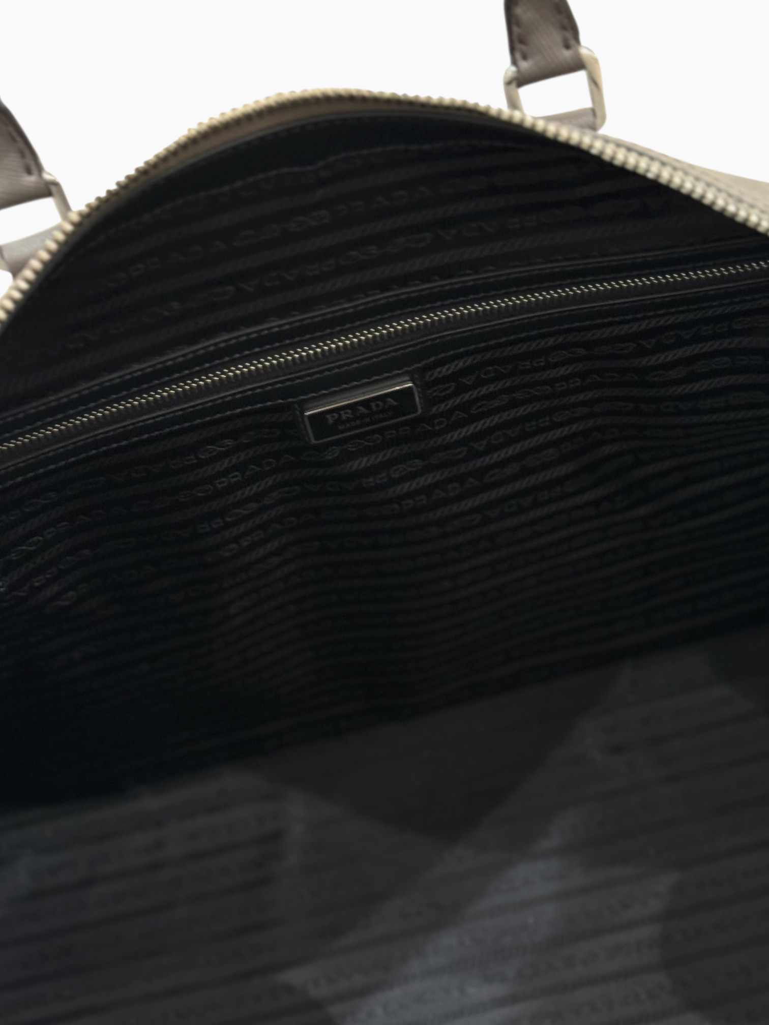 Prada - Sac de voyage 50 Gris marbre en cuir saffiano