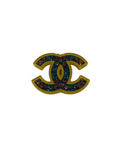 Chanel - Broche jaune à paillettes bleu et strass rose