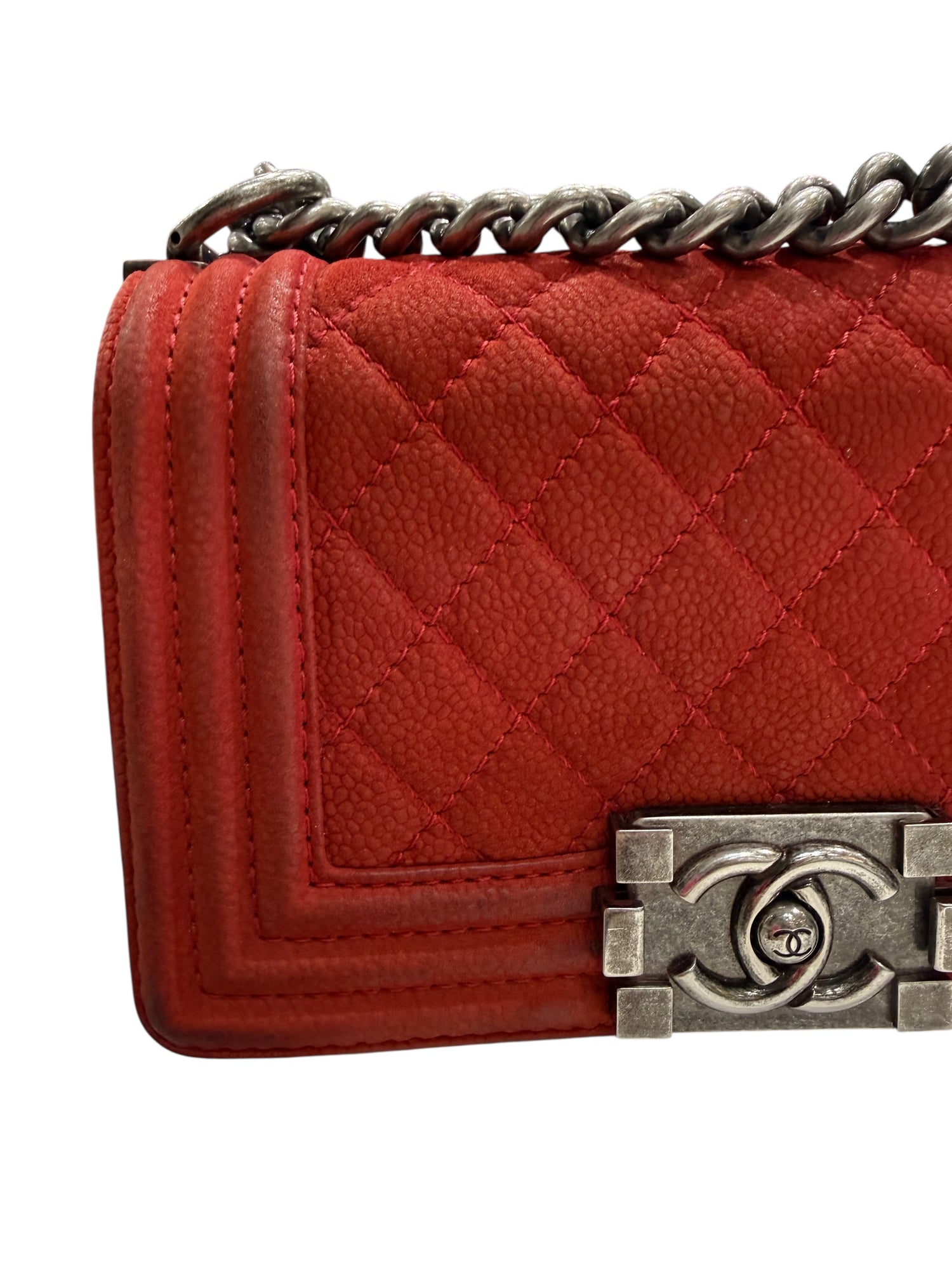 Chanel – Sac Boy Small En Veau Suédé Rouge | Les Folies d’Eugénie