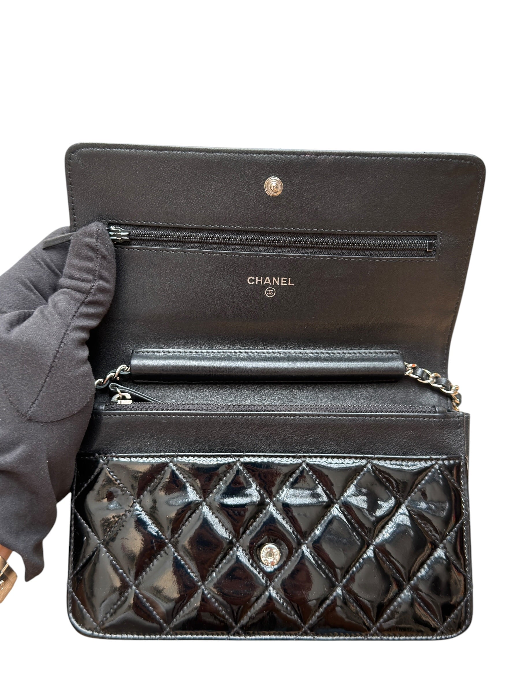 Chanel – Wallet on Chain aus schwarzem Lackleder