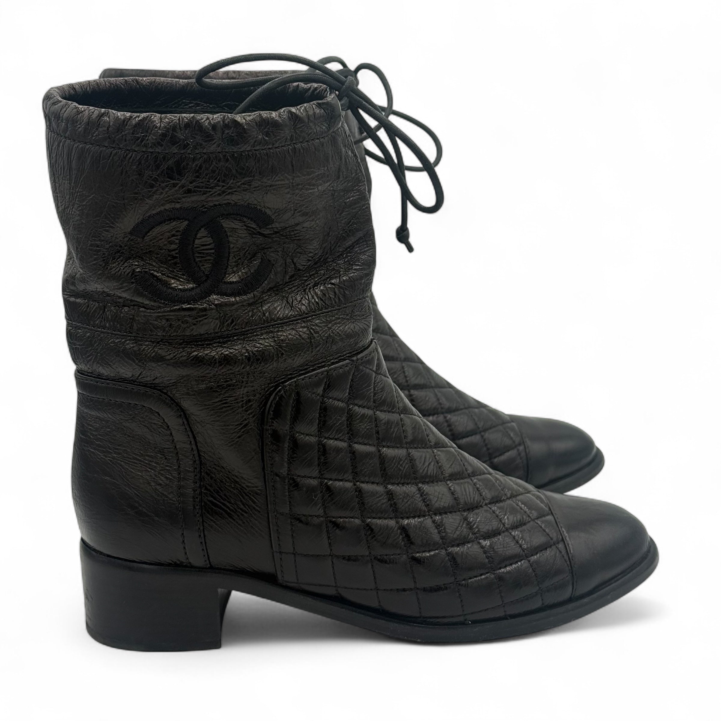Chanel - Stiefeletten aus lackiertem Leder Gr. 37