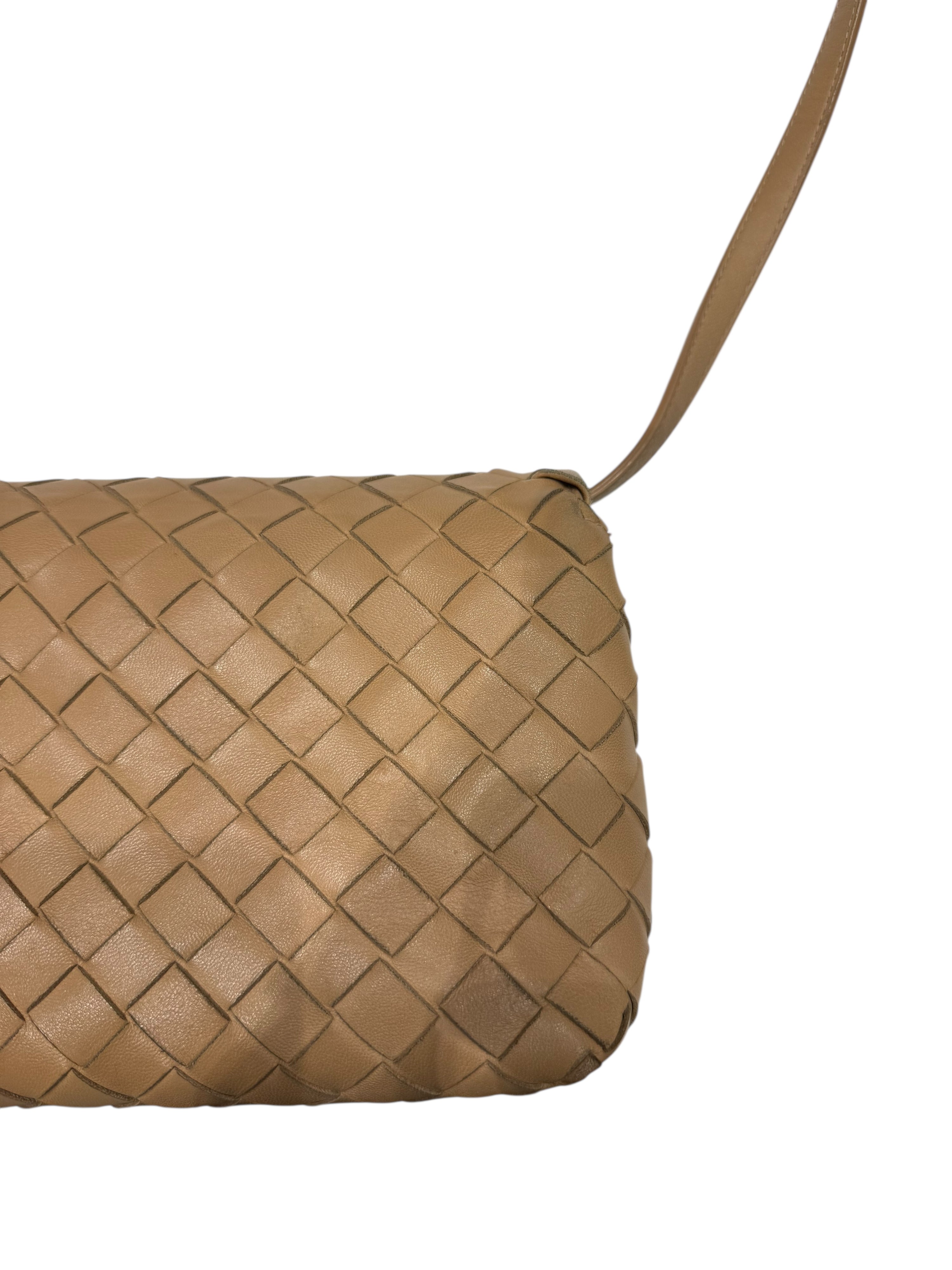 Bottega Veneta - Schultertasche aus geflochtenem beigem Leder