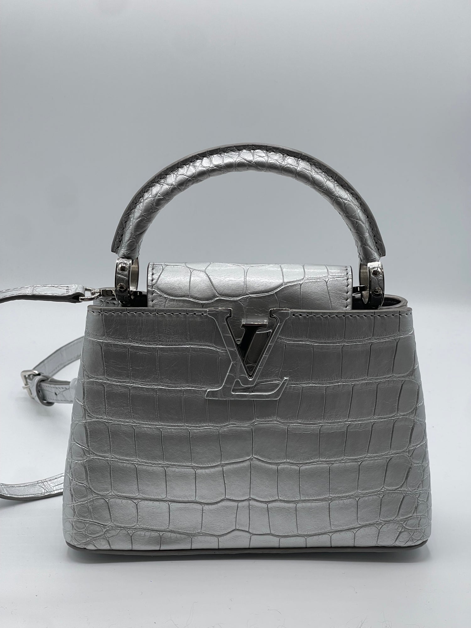 Louis Vuitton - Sac Capucines alligator Silver