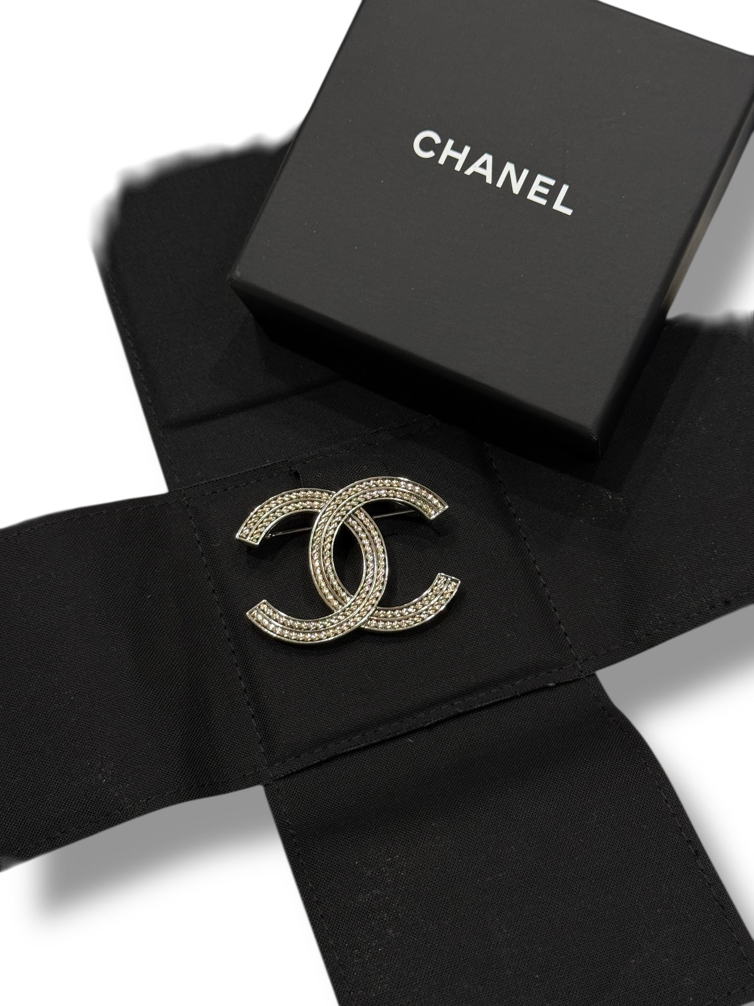 Chanel - Broche CC Argentée