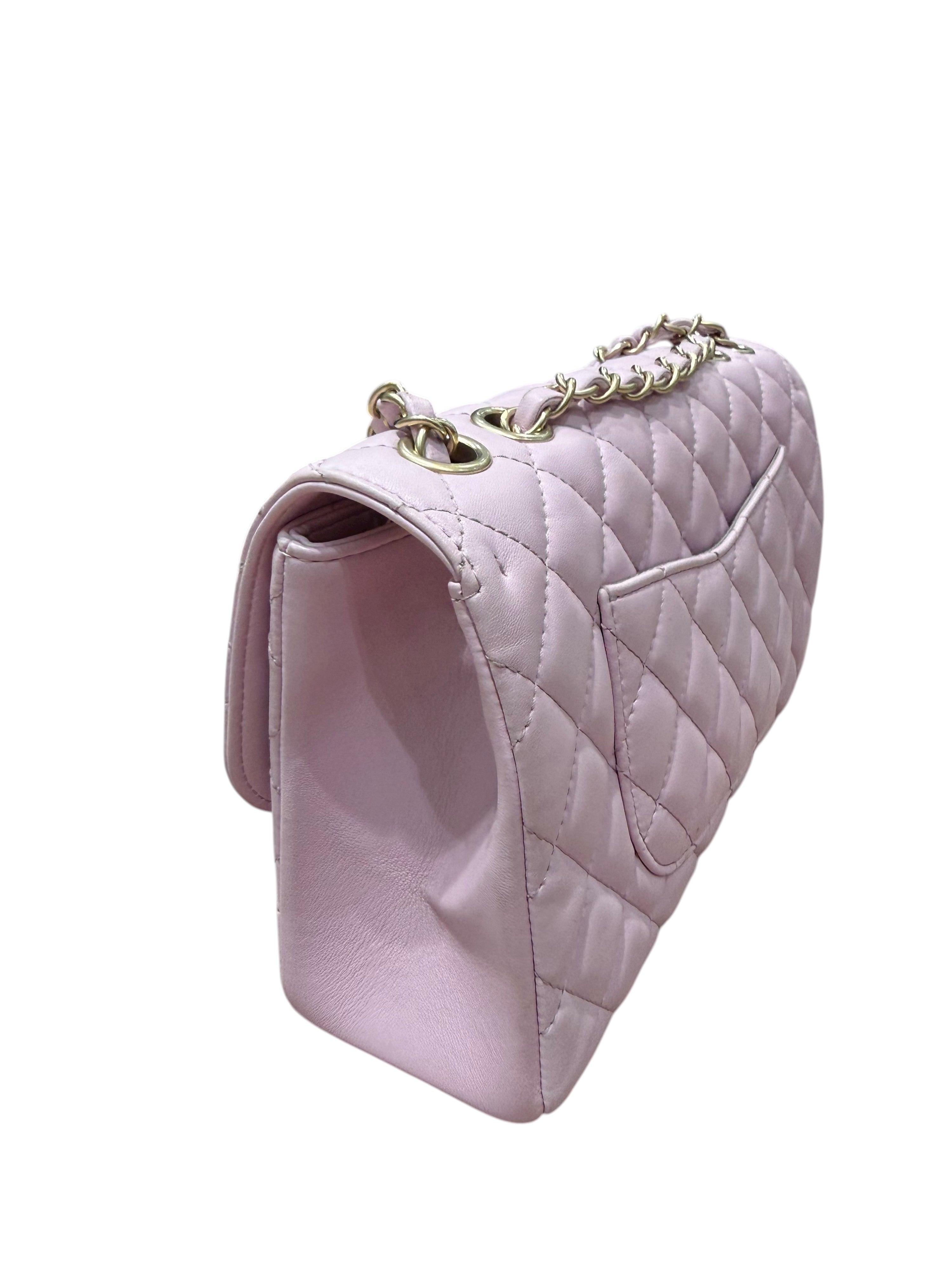 Chanel - Klassische Tasche aus fliederfarbenem Leder mit antikgoldenen Verzierungen