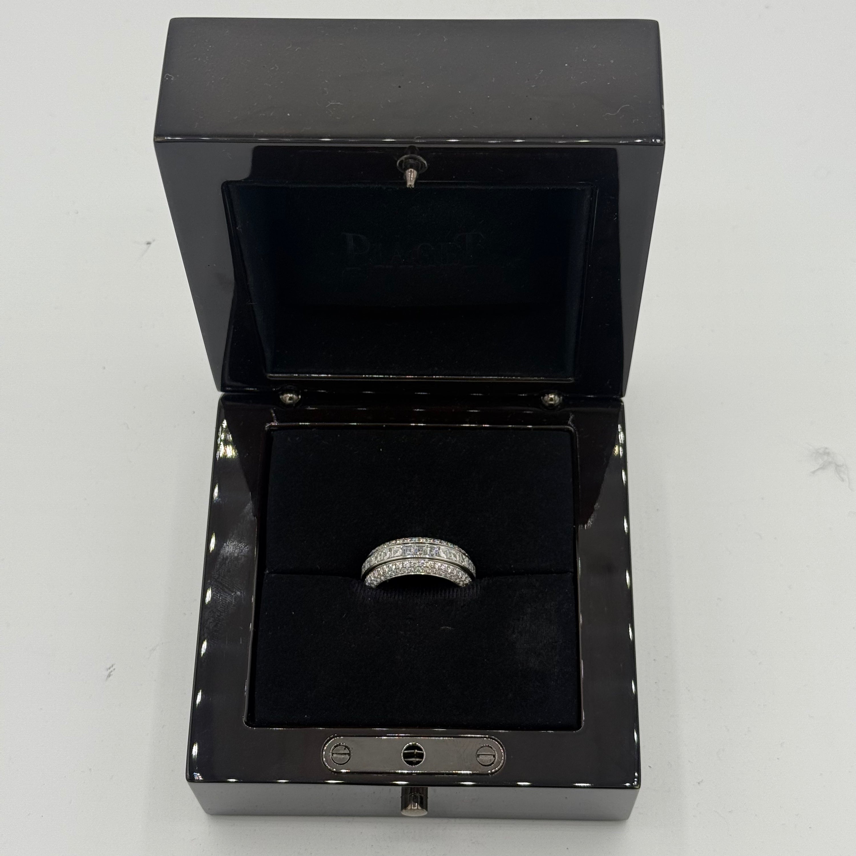 Piaget - Ring Possession