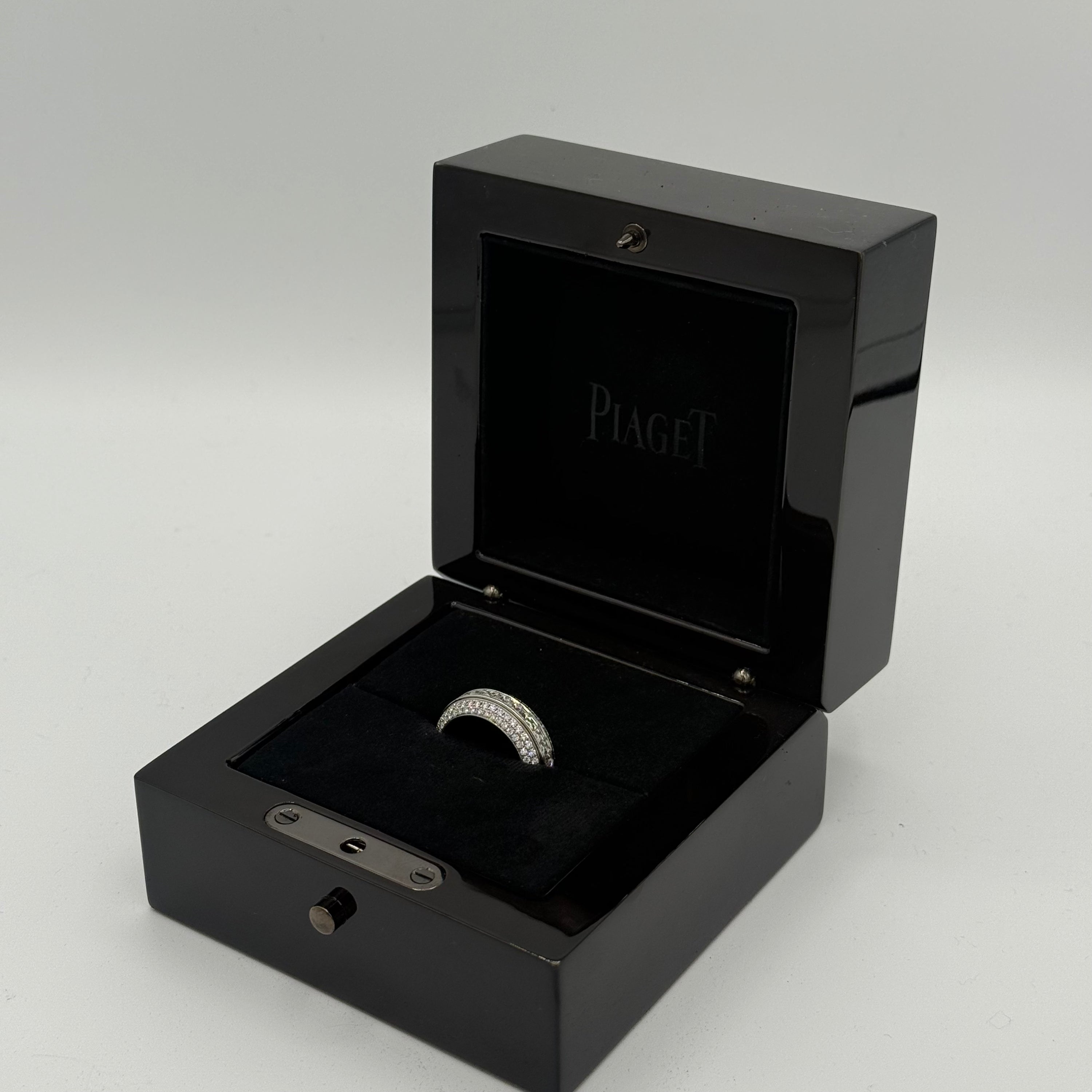 Piaget - Ring Possession