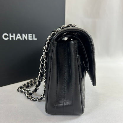Chanel - 永恒的 V 形包