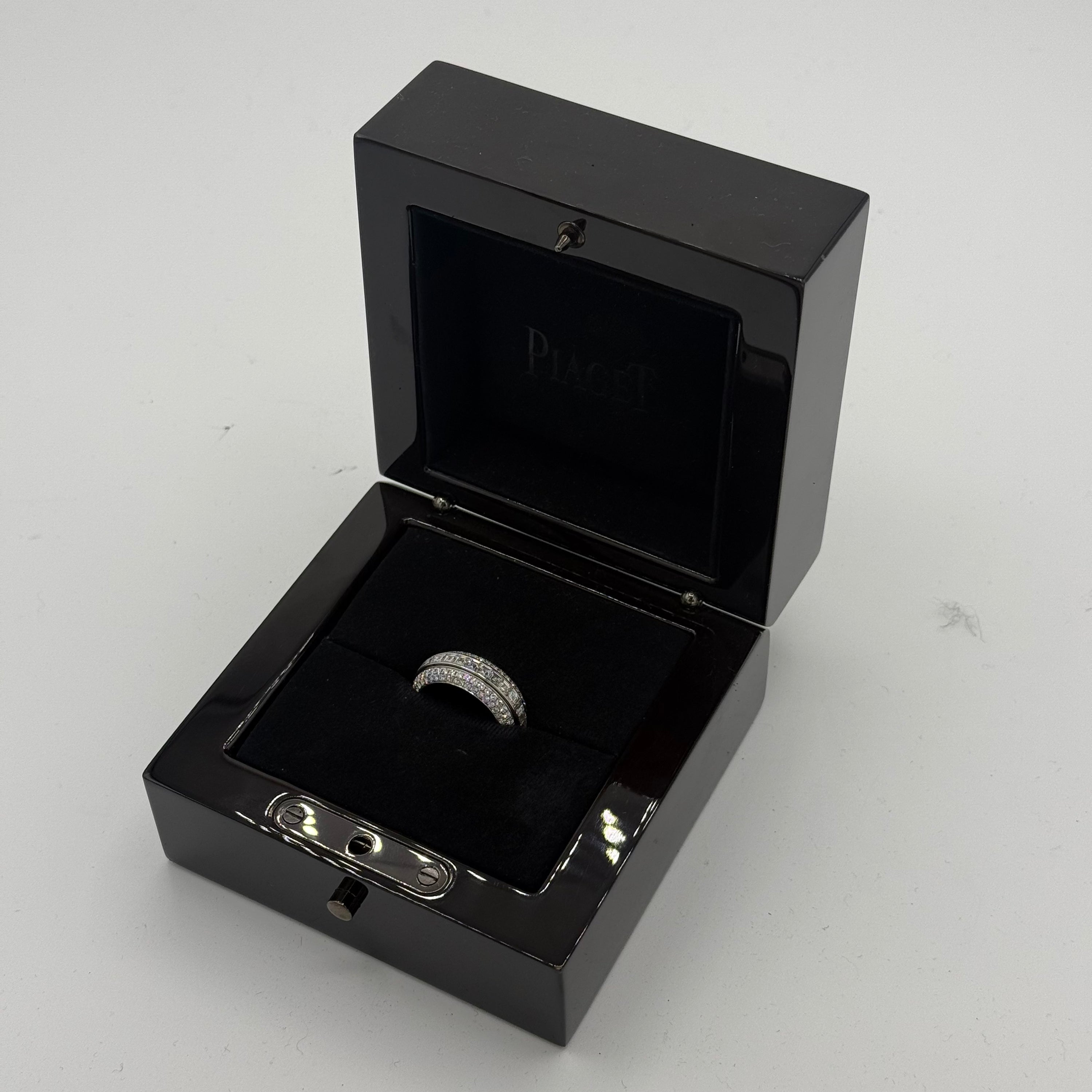 Piaget - Ring Possession