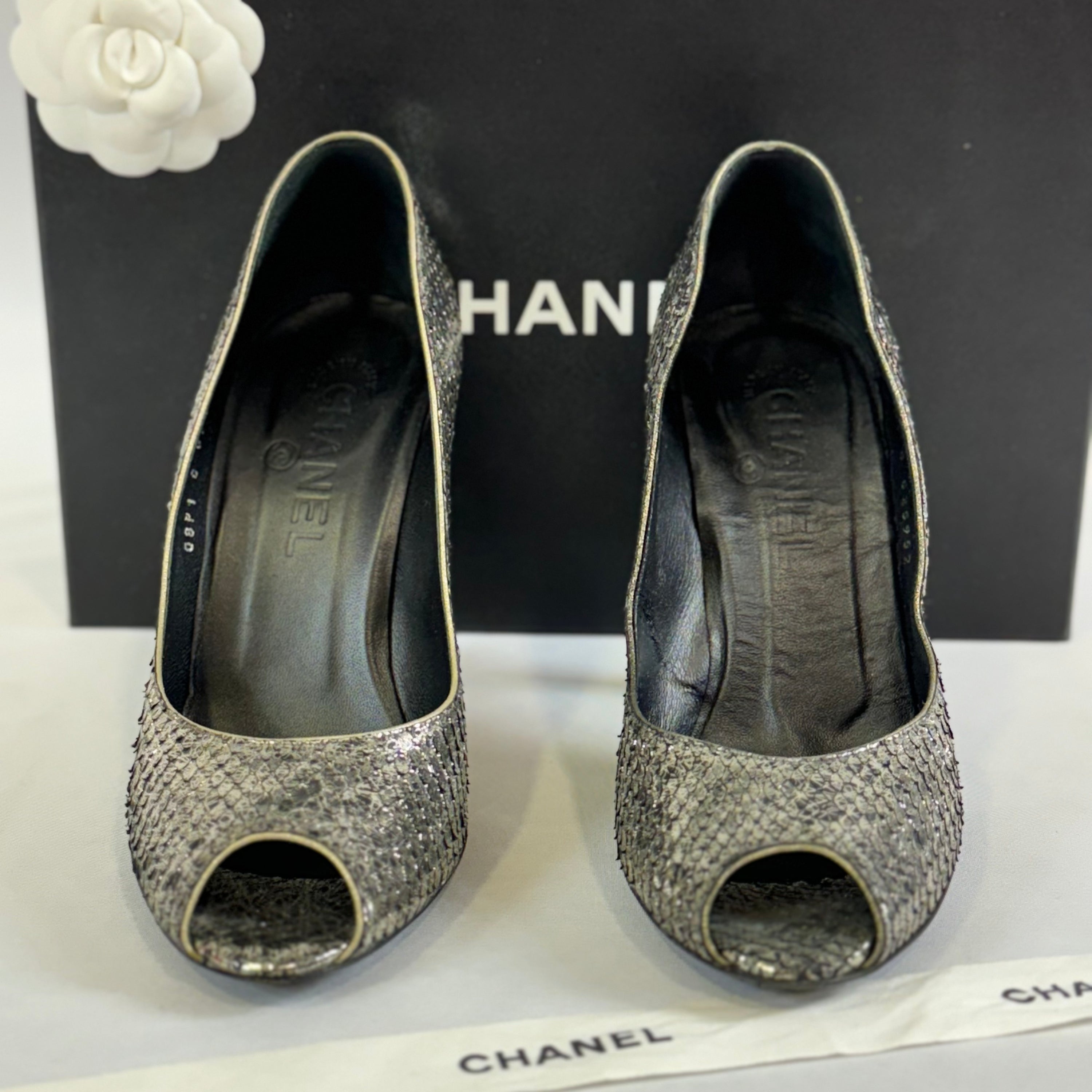 Chanel - Silberne Python-Pumps Gr.37,5