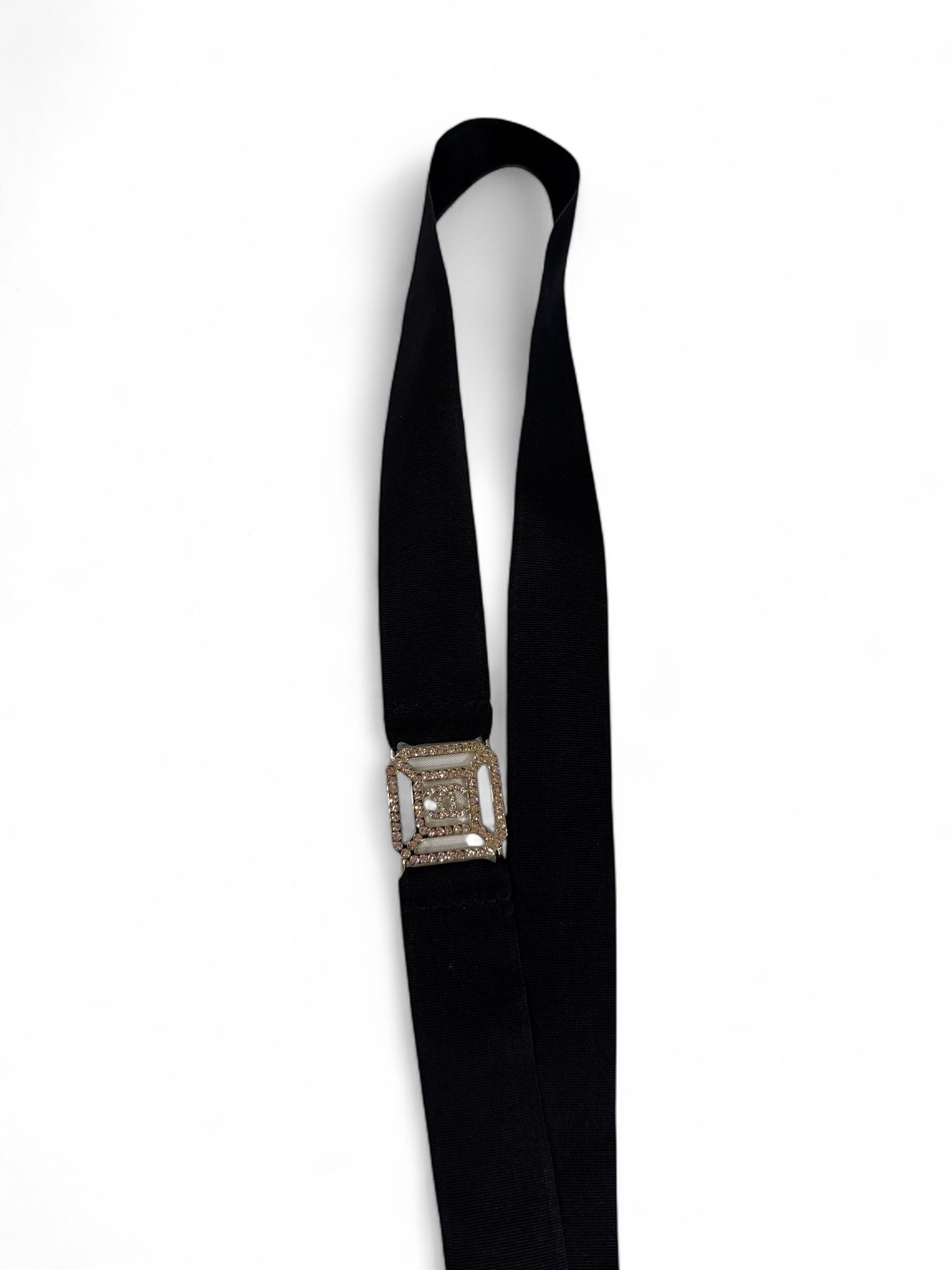 Chanel - Halskette mit Band, Zeichen und Glitzersteinen