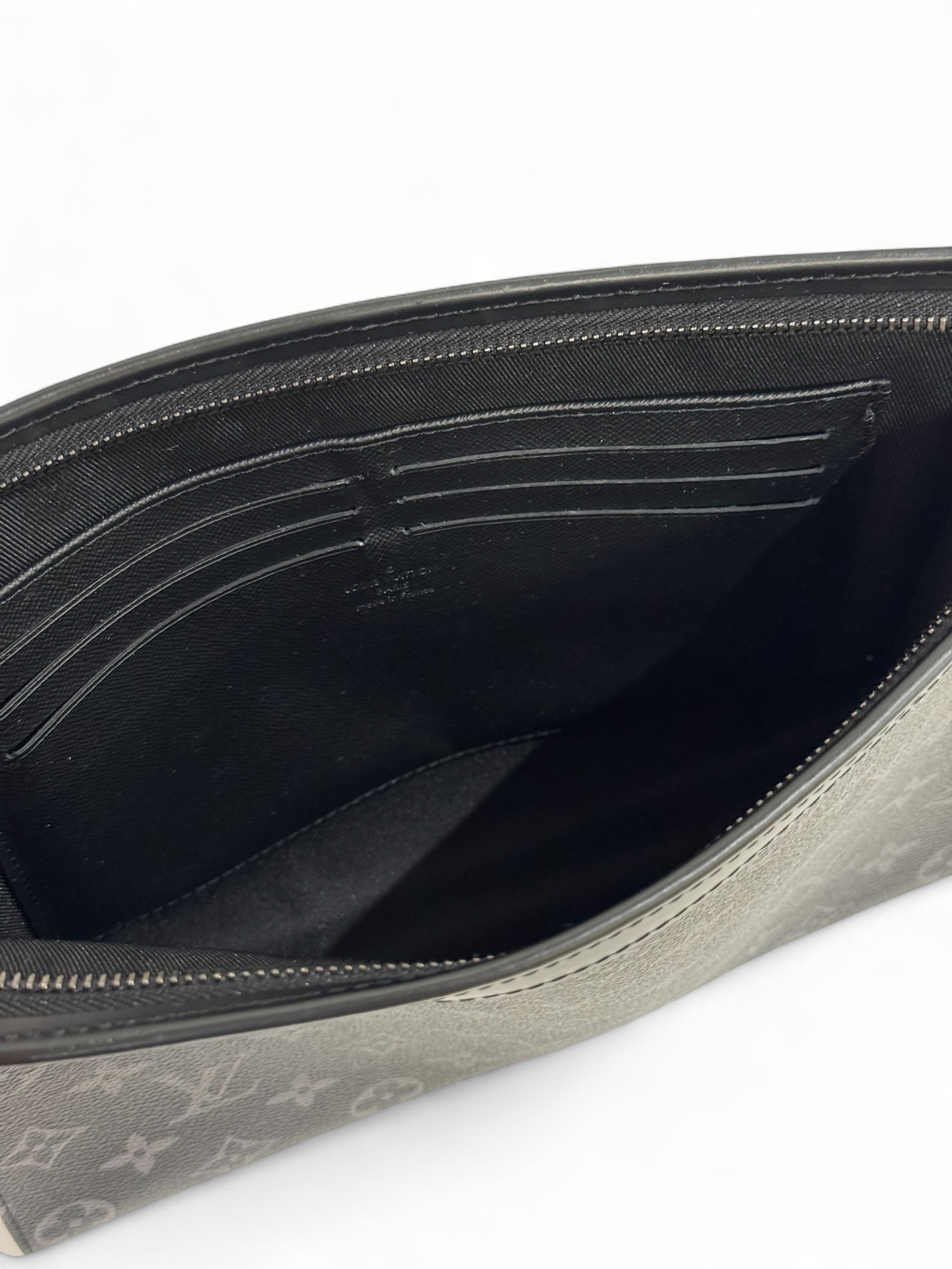 Louis Vuitton - Pochette de voyage MM