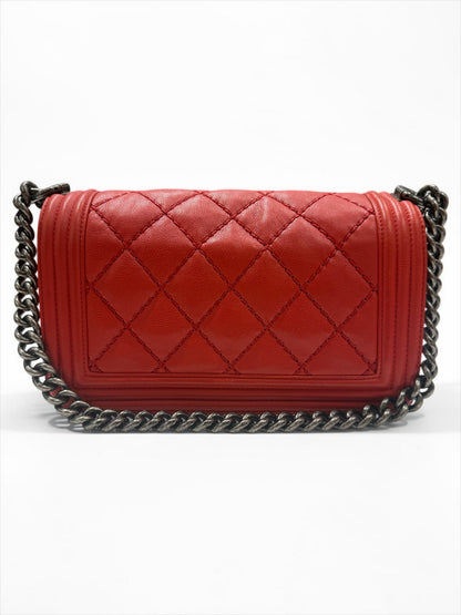 Chanel - Boy Bag aus rotem Kalbsleder mit Rautensteppung