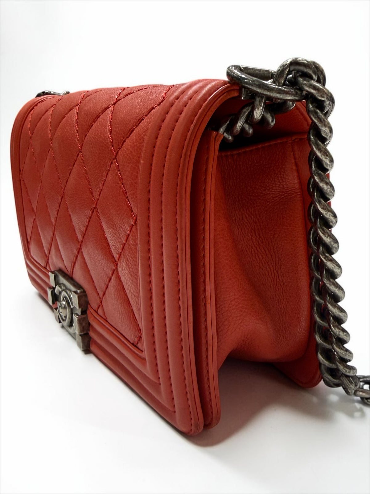 Chanel - Boy Bag aus rotem Kalbsleder mit Rautensteppung