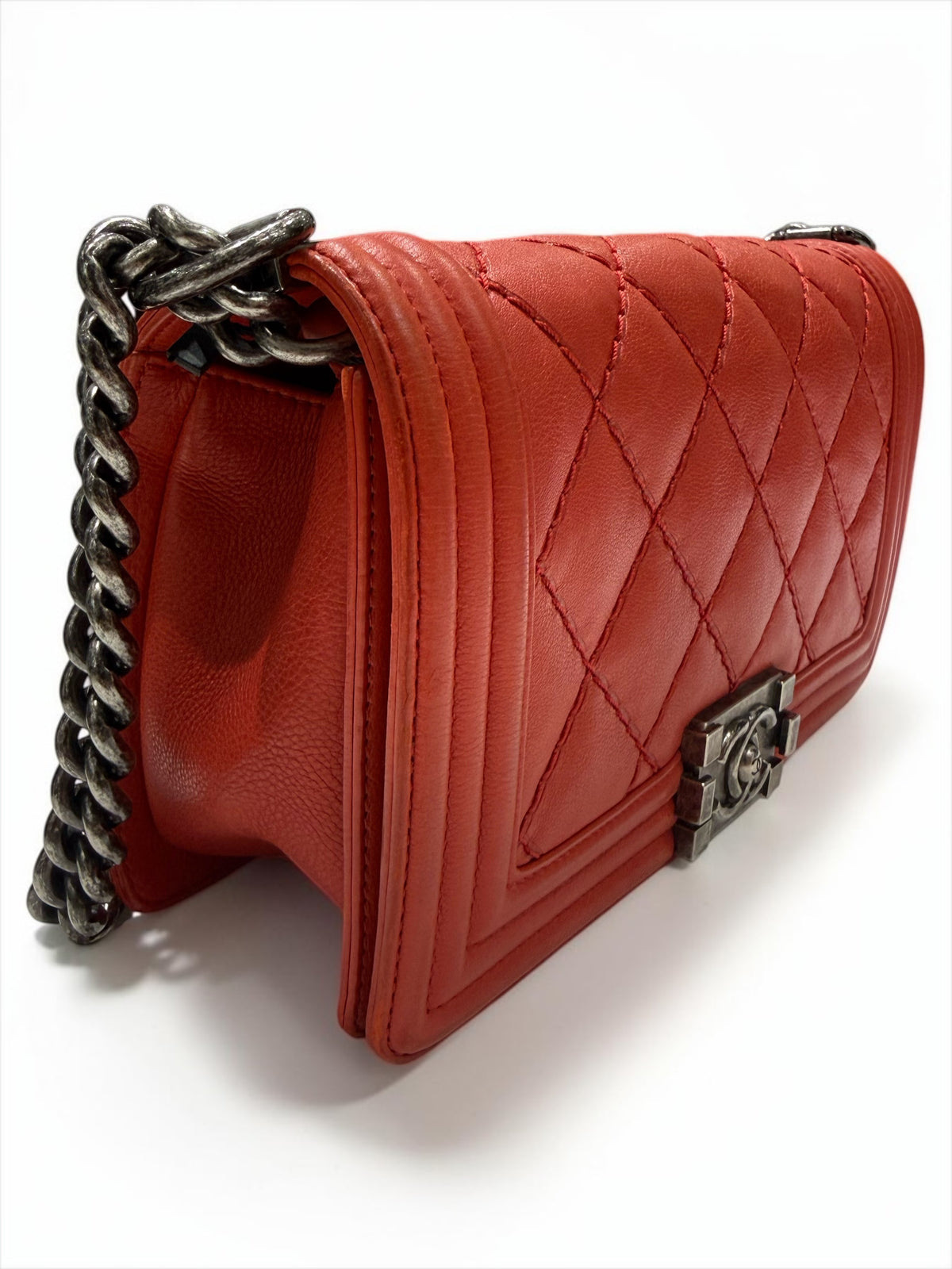 Chanel - Boy Bag aus rotem Kalbsleder mit Rautensteppung