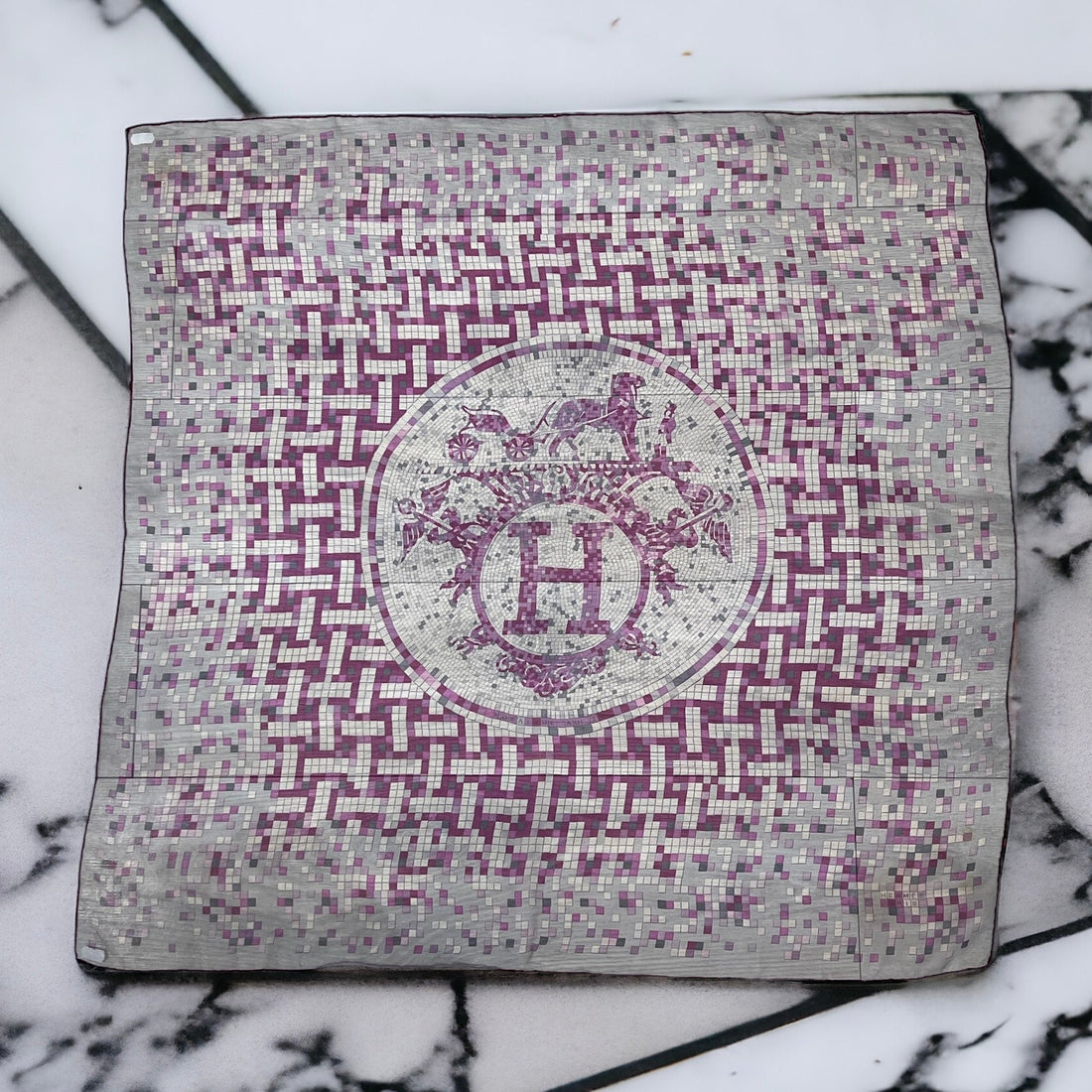 Carré en voile Hermès mosaïque violet et blanc - Les Folies d&