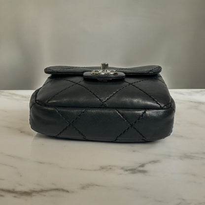 Chanel - Sac rabat petit carré - Les Folies d&