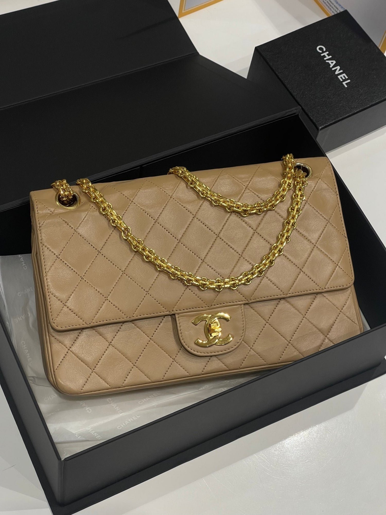 Chanel - sac Timeless médium vintage camel - Les Folies d&